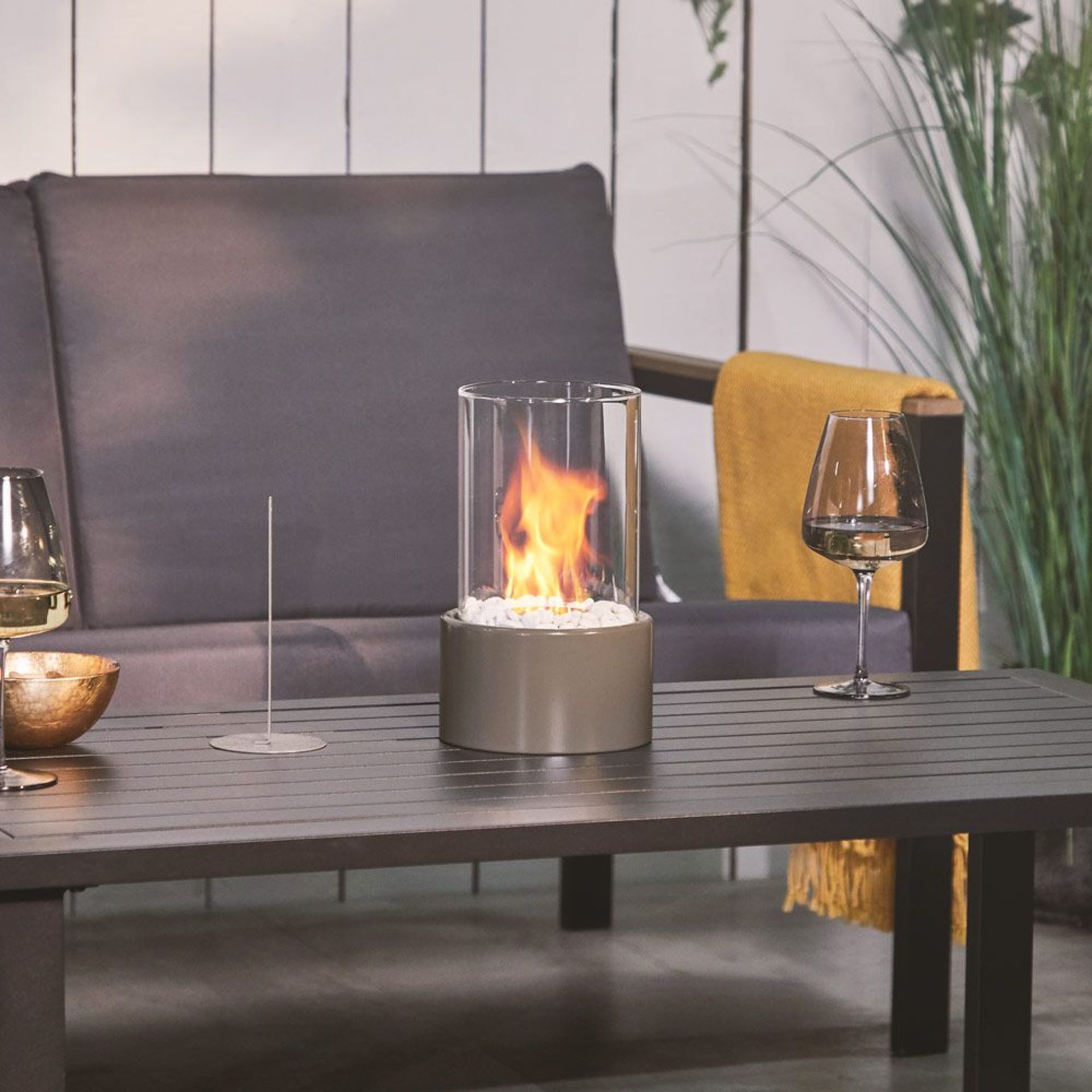 Round Bioethanol Tabletop Fireplace. - R8. Experience captivating smoke and ash-free flames that can