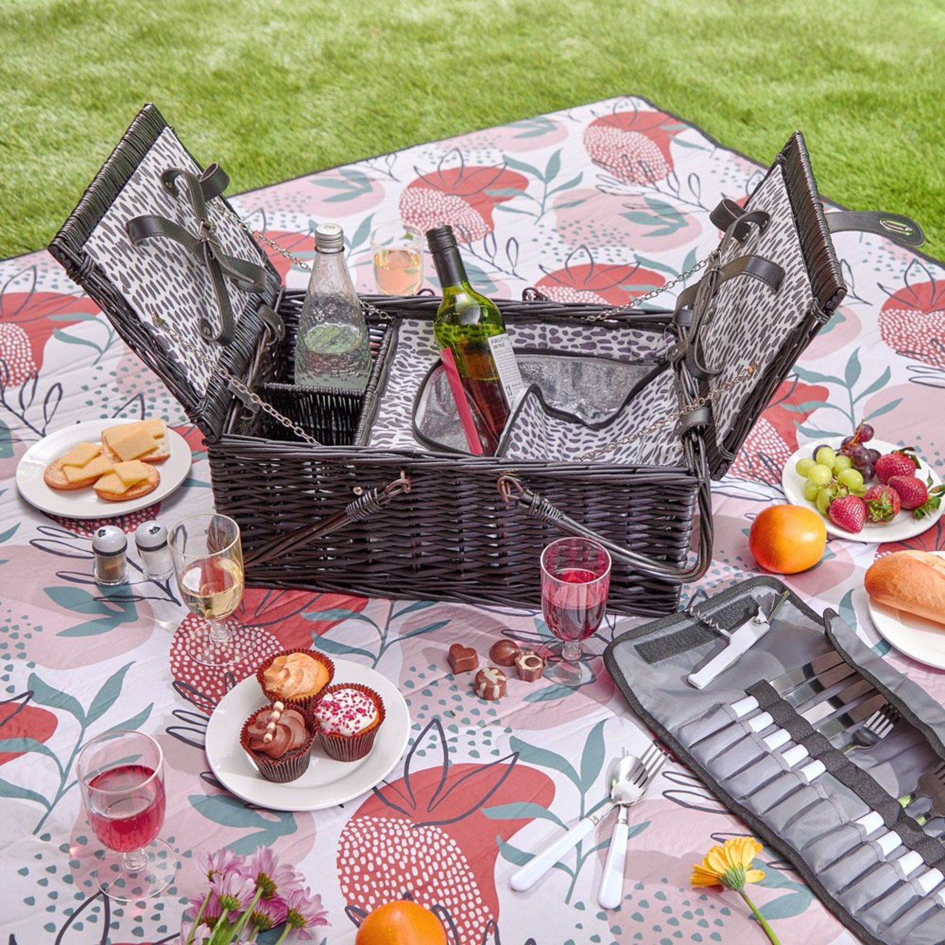 5 x New & Boxed Beautify 4 Person Folding Picnic Basket. (1000392). Level up your outdoor dining