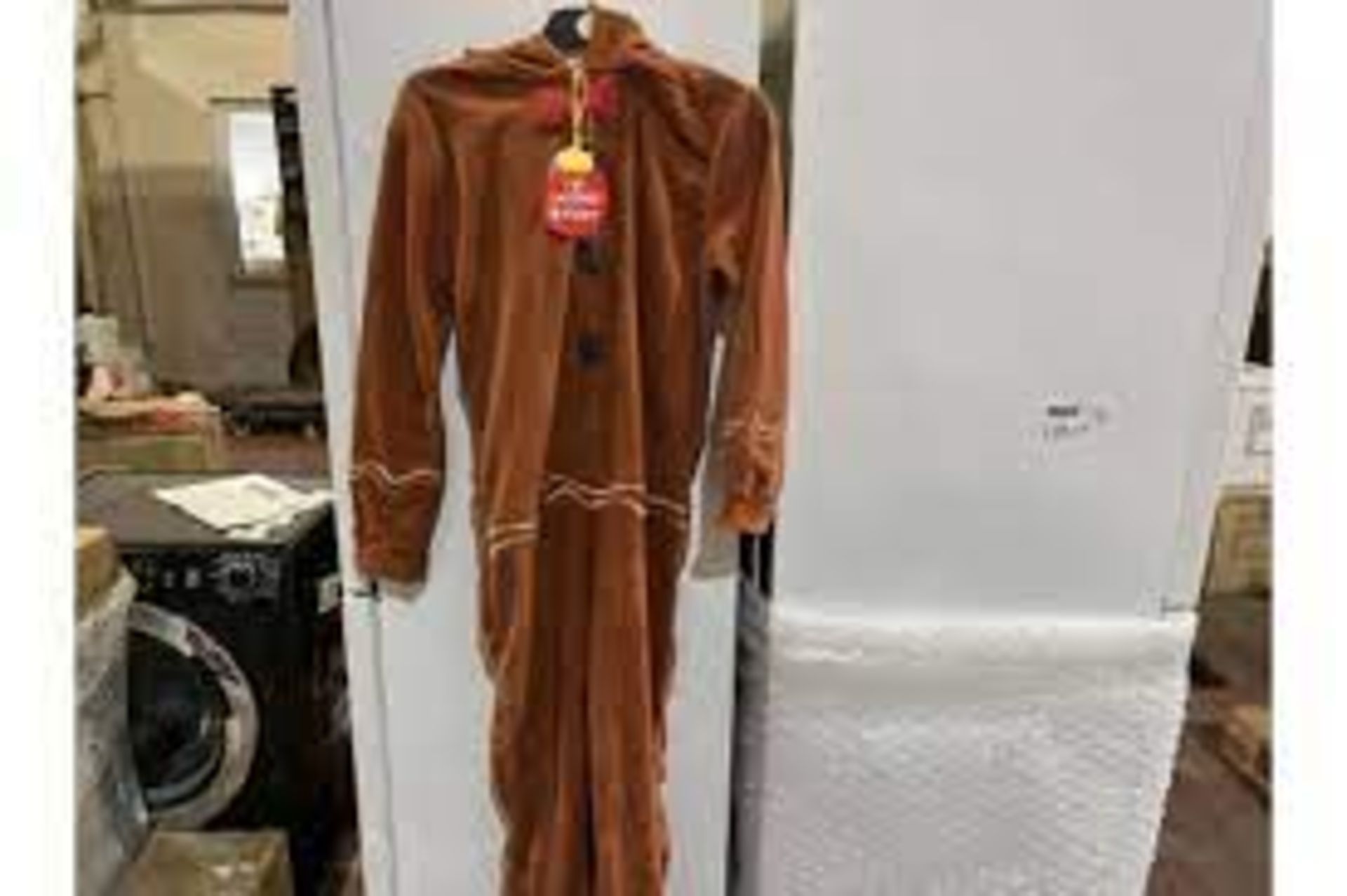 6 X NEW PACKAGED GINGERBREAD MEN ONSIES. SIZES MAY VARY. ROW 19.7RACK