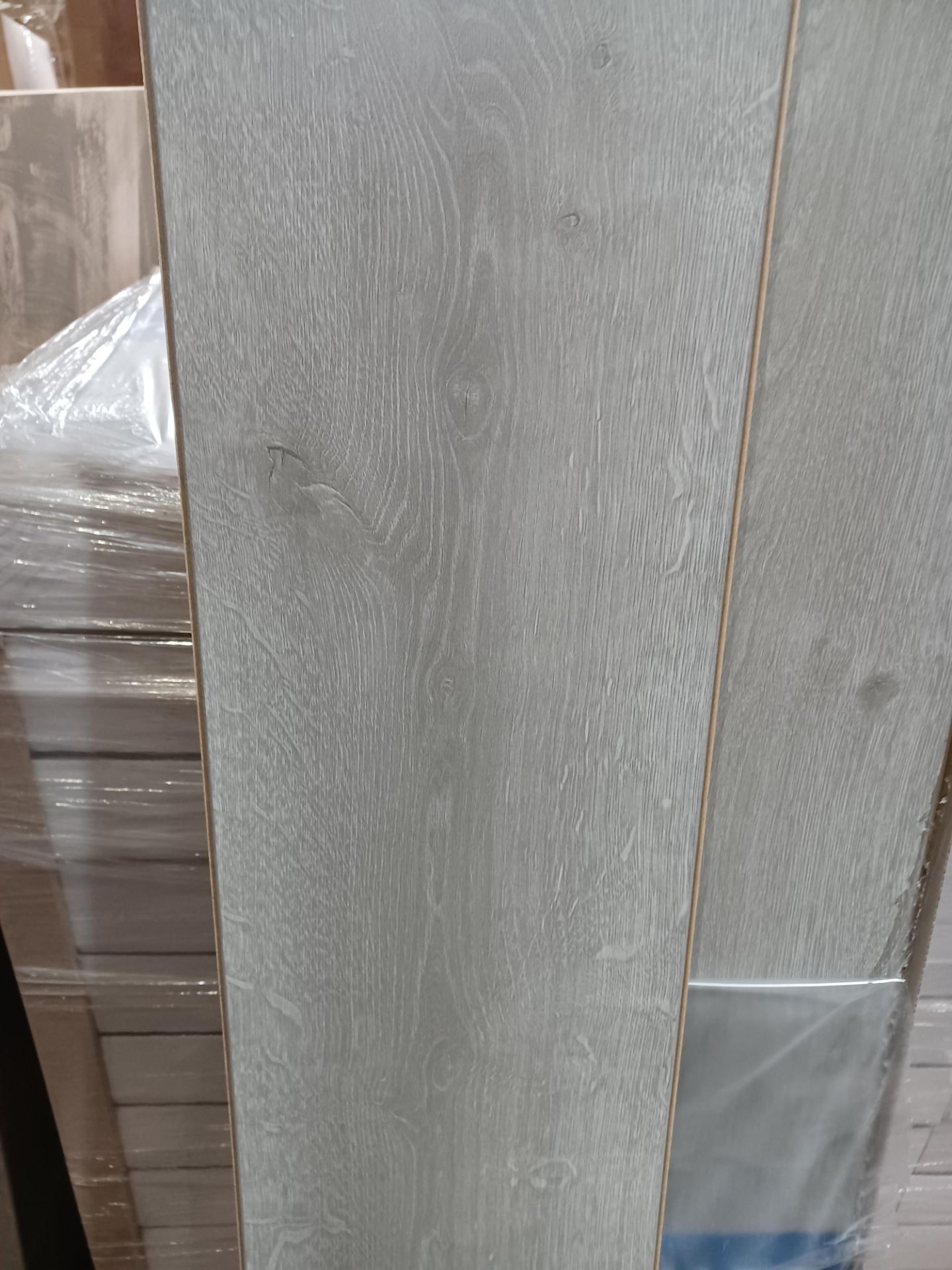 10 x NEW SEALED PACKS OF NIAGRA MONTANA GREY OAK EFFECT PREMIUM WATER RESISTANT LAMINATE FLOORING. - Image 2 of 4