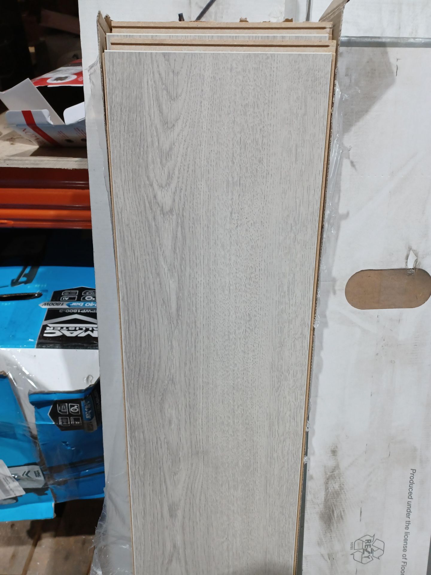 11 x PACKS OF OAK LIGHT GREY LAMINATE FLOORING. MADE IN GERMANY. 12MM THICK. EACH PACK CONTAINS 1. - Image 2 of 3