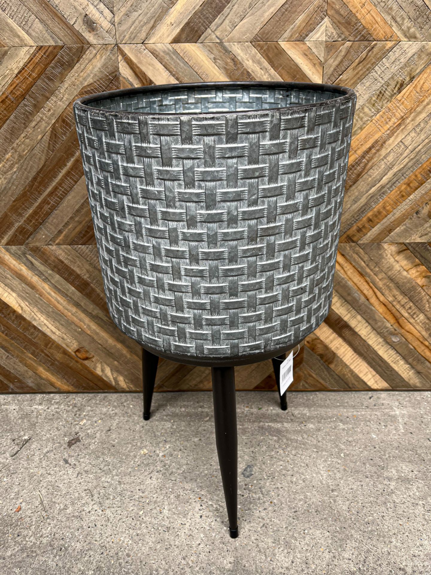 PALLET TO INCLUDE 60 X BRAND NEW GISELA GRAHAM BASKETWEAVE METAL POT COVERS WITH LEGS SIZE LARGE