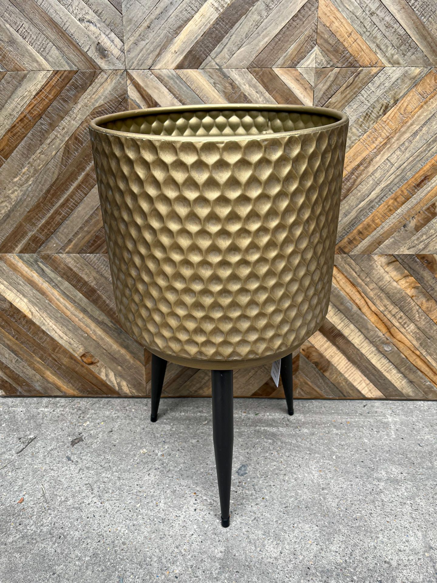 PALLET TO INCLUDE 60 X BRAND NEW GISELA GRAHAM GOLD DIMPLE METAL POT COVERS WITH LEGS LARGE 31 X 55