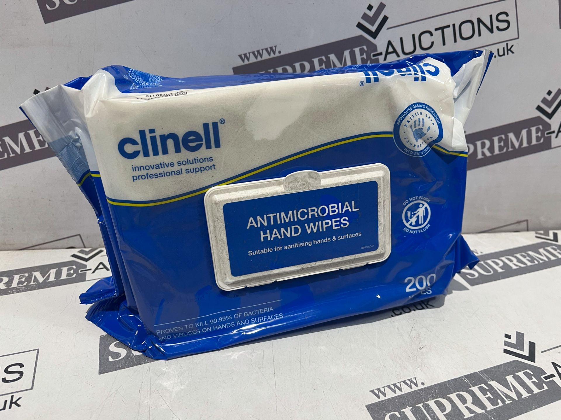 30 X BRAND NEW PACKS OF 200 CLINELL ANTIMICROBIAL HAND WIPES USE BY OCT 2023 R6-6