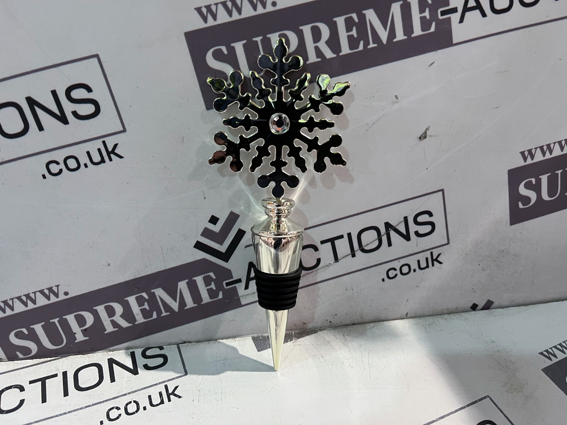 45 X BRAND NEW CHRISTMAS SNOWFLAKE WINE STOPPERS R16-14