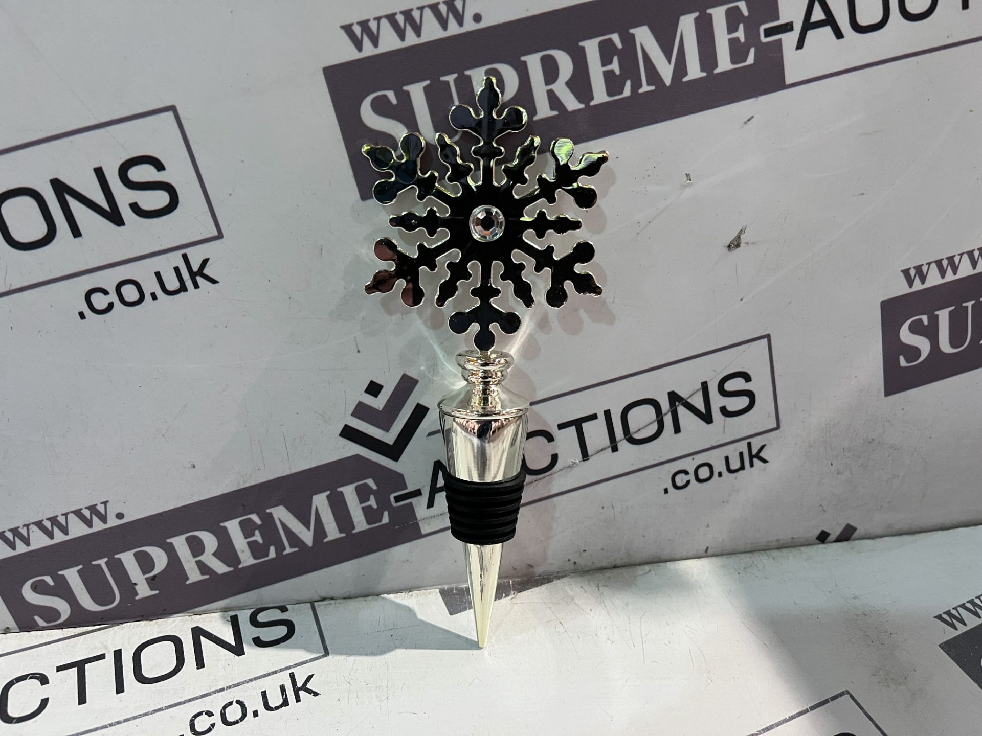 45 X BRAND NEW CHRISTMAS SNOWFLAKE WINE STOPPERS R16-14