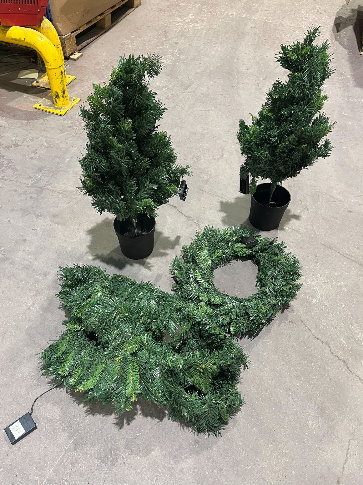 TRADE LOT 5 X BRAND NEW CHRISTMAS DOOR LED LIGHTS SETS INCLDUNG 2 X POTTED TREES AND 2 BRANCH CONNE