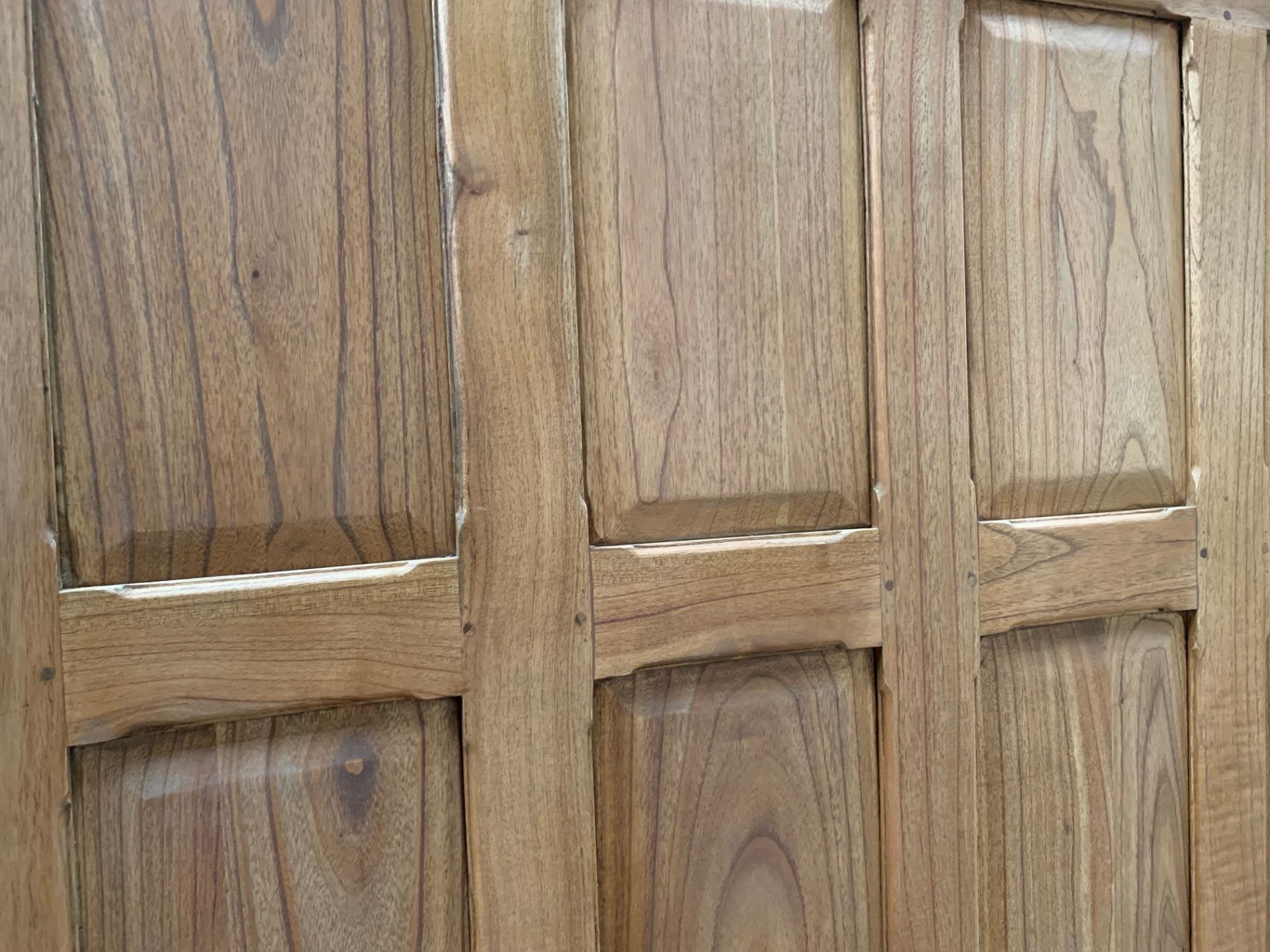 HIGH QUALITY TEAK WOOD PANEL (APPROX 1885MM TALL X 1160MM WIDE) - Image 2 of 2