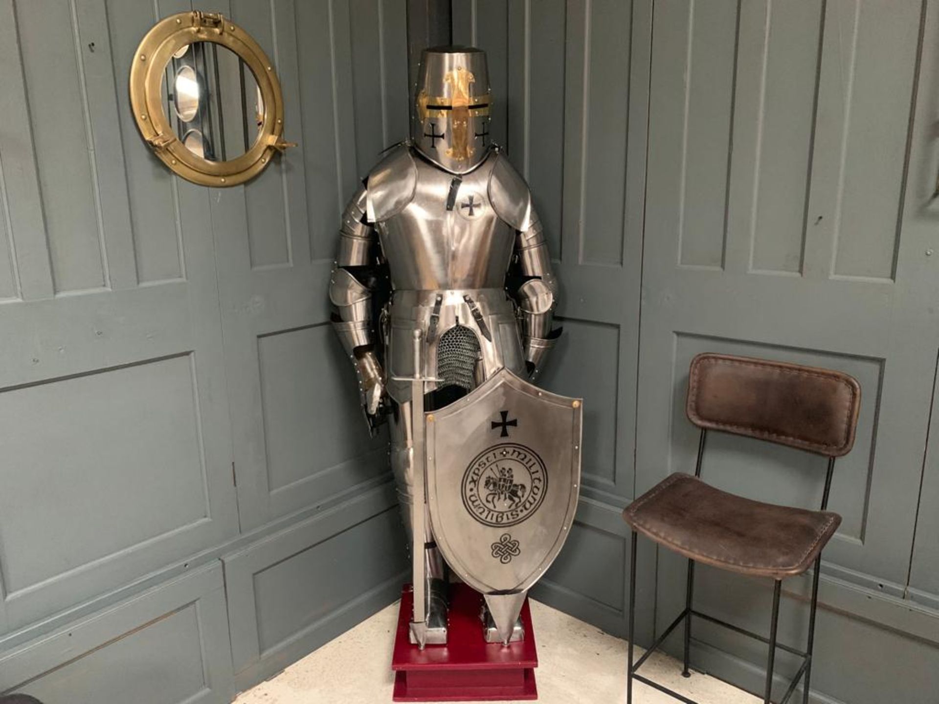 HUGE MEDIEVAL DECORATIVE SUIT OF ARMOUR IN POLISHED STEEL WITH WITH SHIELD