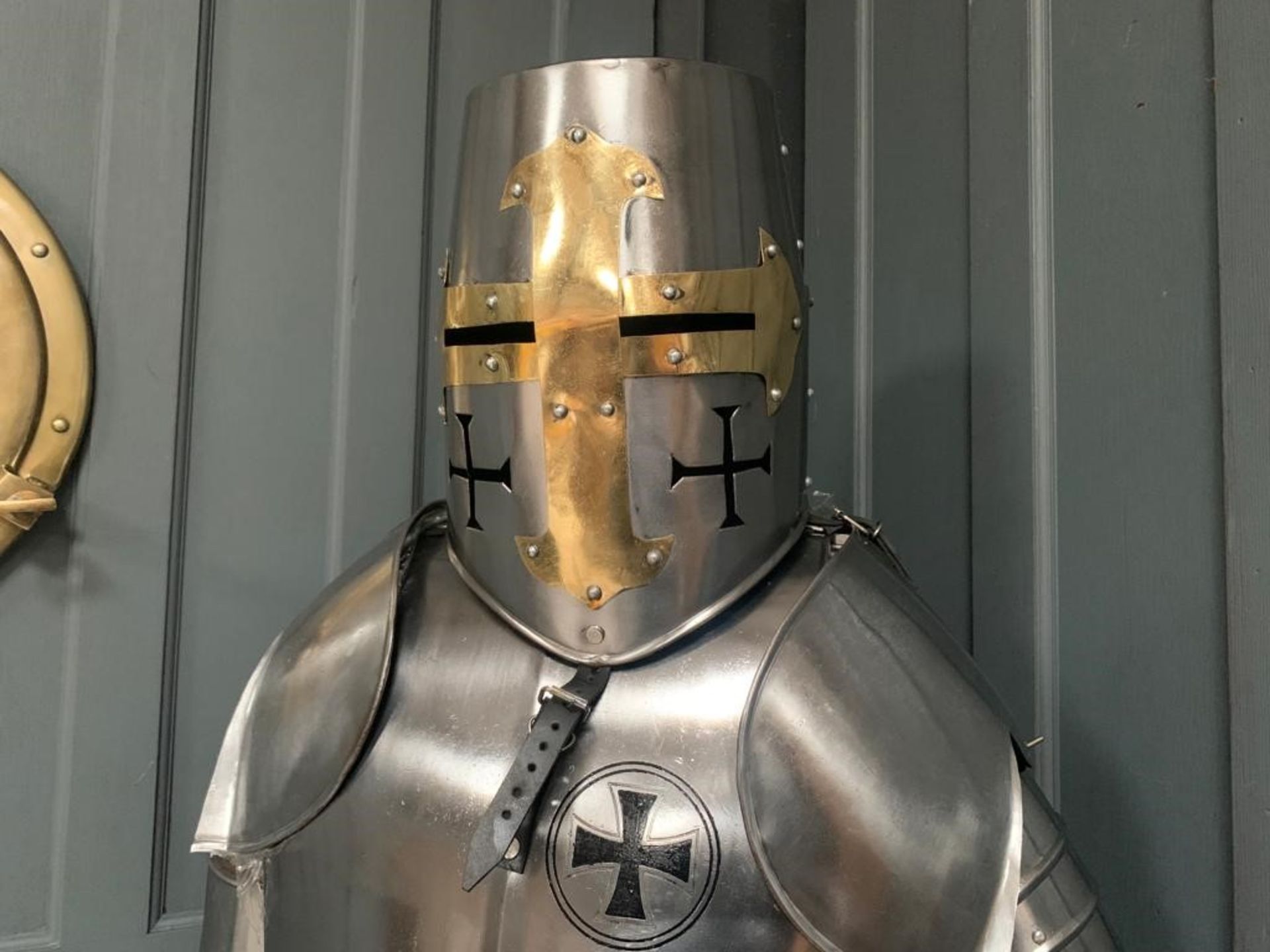 HUGE MEDIEVAL DECORATIVE SUIT OF ARMOUR IN POLISHED STEEL WITH WITH SHIELD - Image 2 of 4