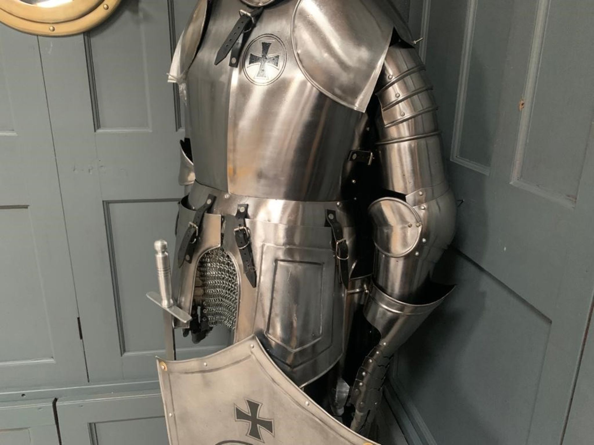 HUGE MEDIEVAL DECORATIVE SUIT OF ARMOUR IN POLISHED STEEL WITH WITH SHIELD - Image 3 of 4