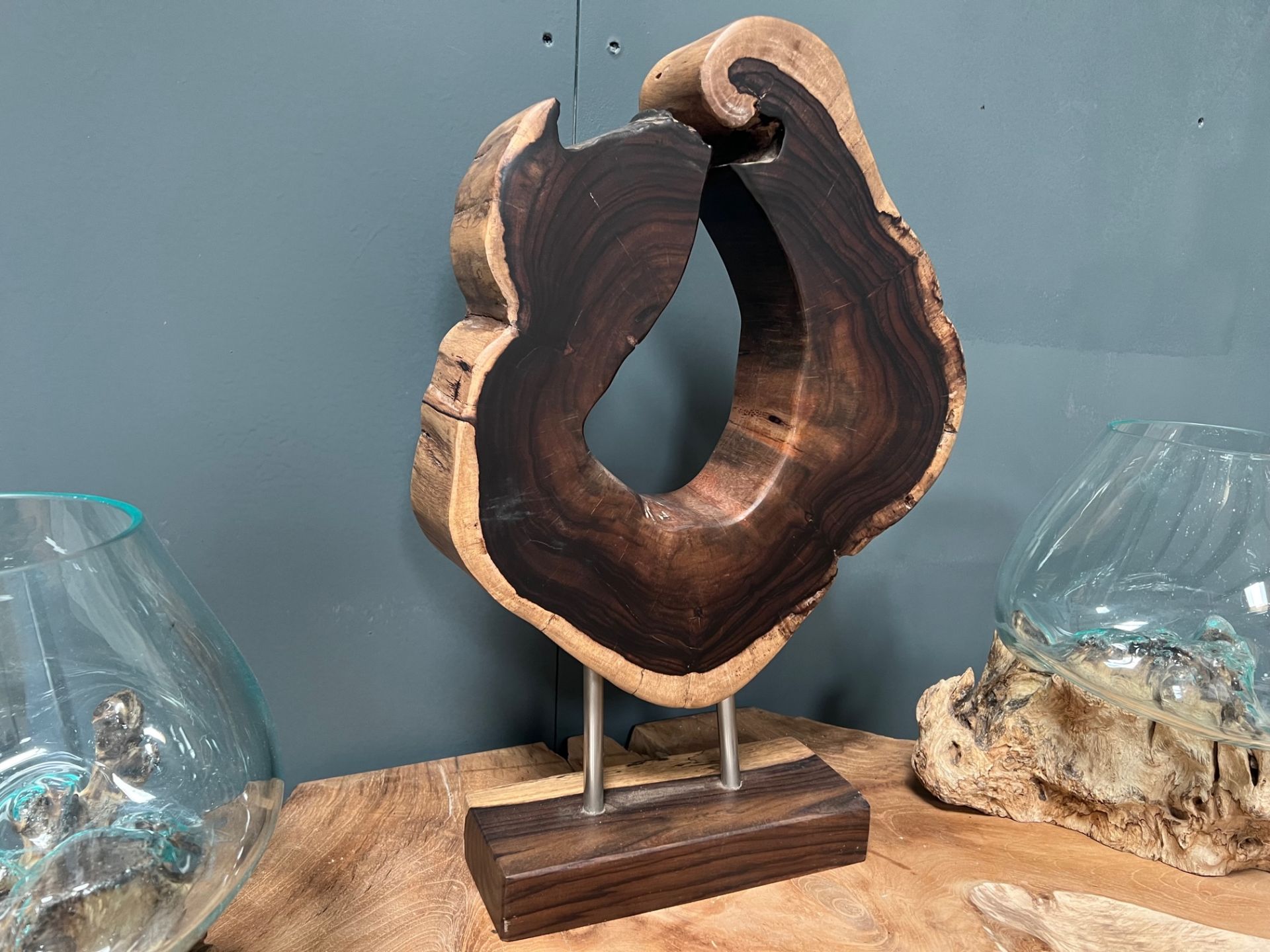 LARGE HEAVY RUSTIC ABSTRACT DECORATIVE SCULPTURE ON STAND (APPROX 52CM TALL X 33CM WIDE X 40CM DEEP) - Image 2 of 5