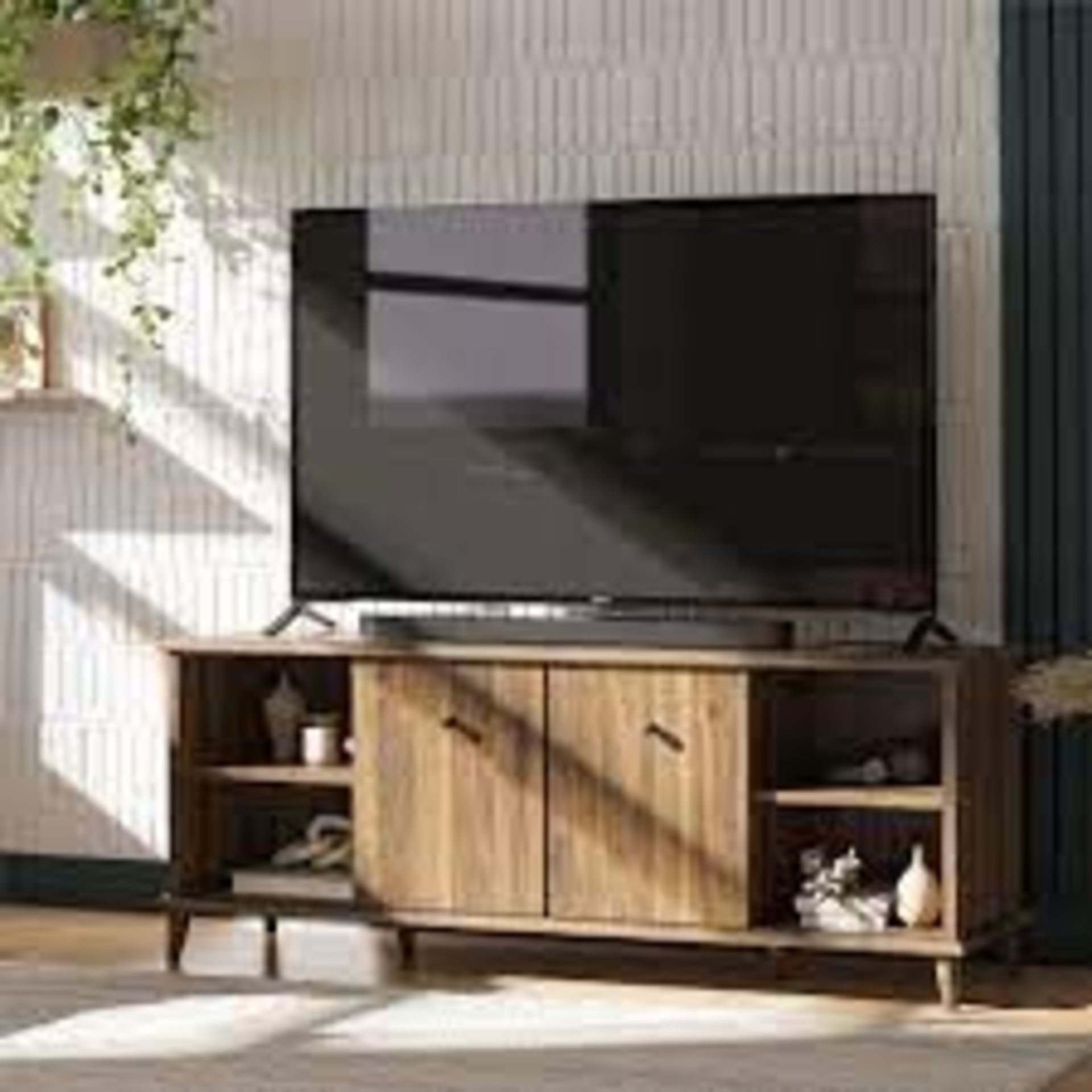 QE Farnsworth TV Stand 55in Walnut. - BI. Get ready for family movie night with the Queer Eye - Bild 2 aus 2