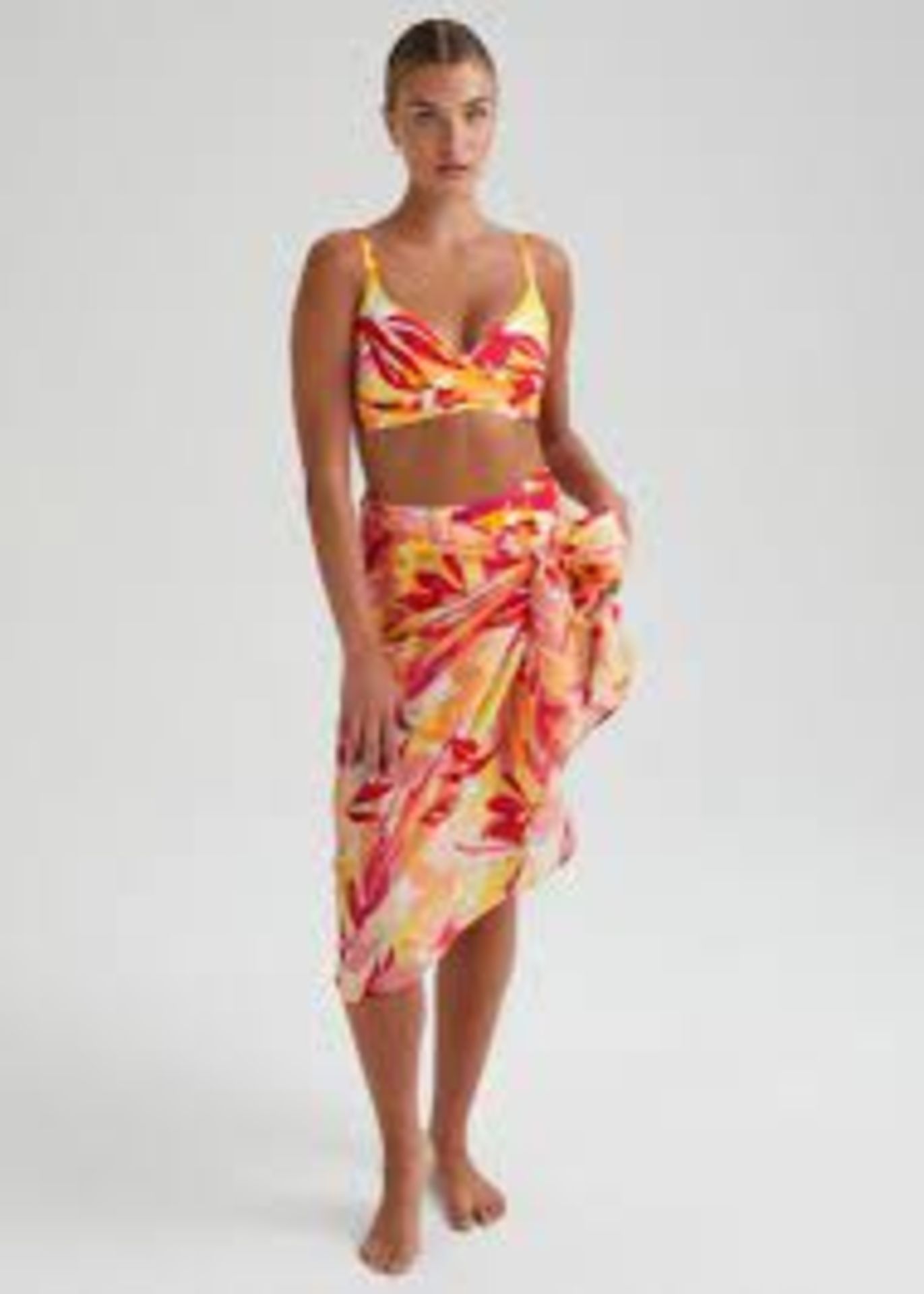 30 x NEW & PACKAGED MATALAN ET VOUS LADIES MULTIFUNCTIONAL SARONGS. PRICE TAGGED AT £8.50 EACH,