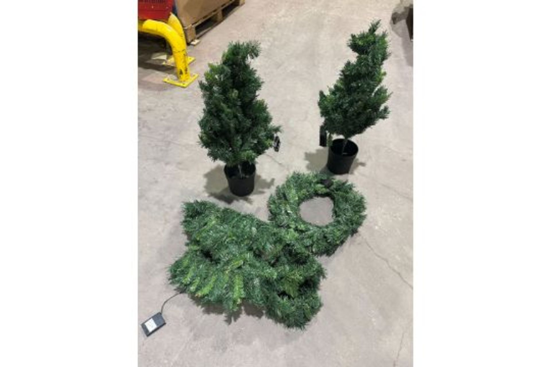 BRAND NEW CHRISTMAS DOOR SETS INCLDUNG 2 X POTTED TREES AND 2 BRANCH CONNECTORS RRP £129 R15