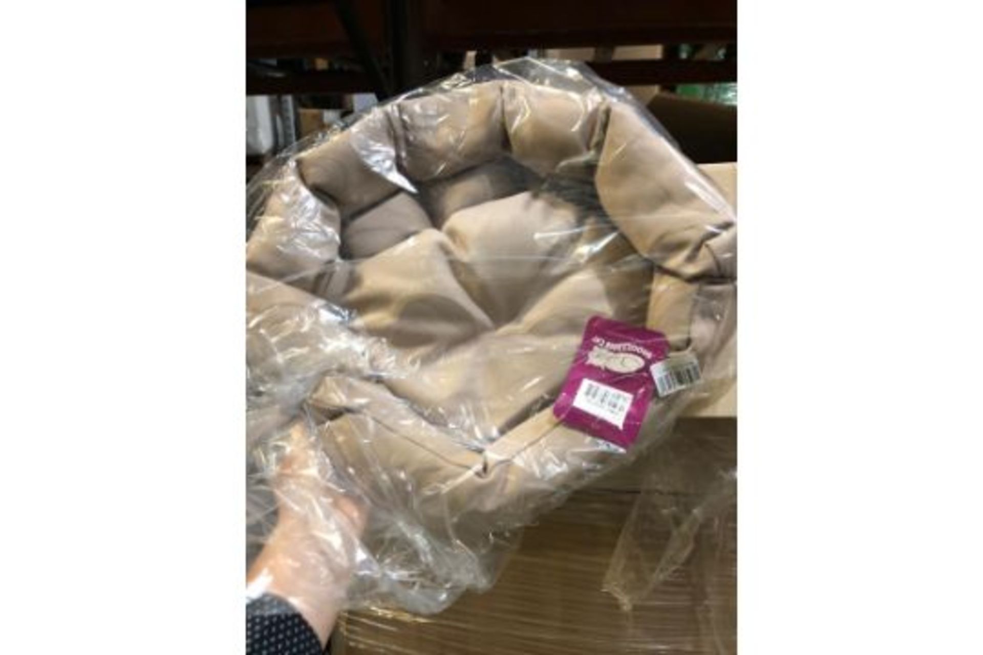 1 x Pallet of Luxury Pet Beds/Pet Products. Includes Mainly Pet Beds In Various Sizes & Styles. - Image 14 of 20