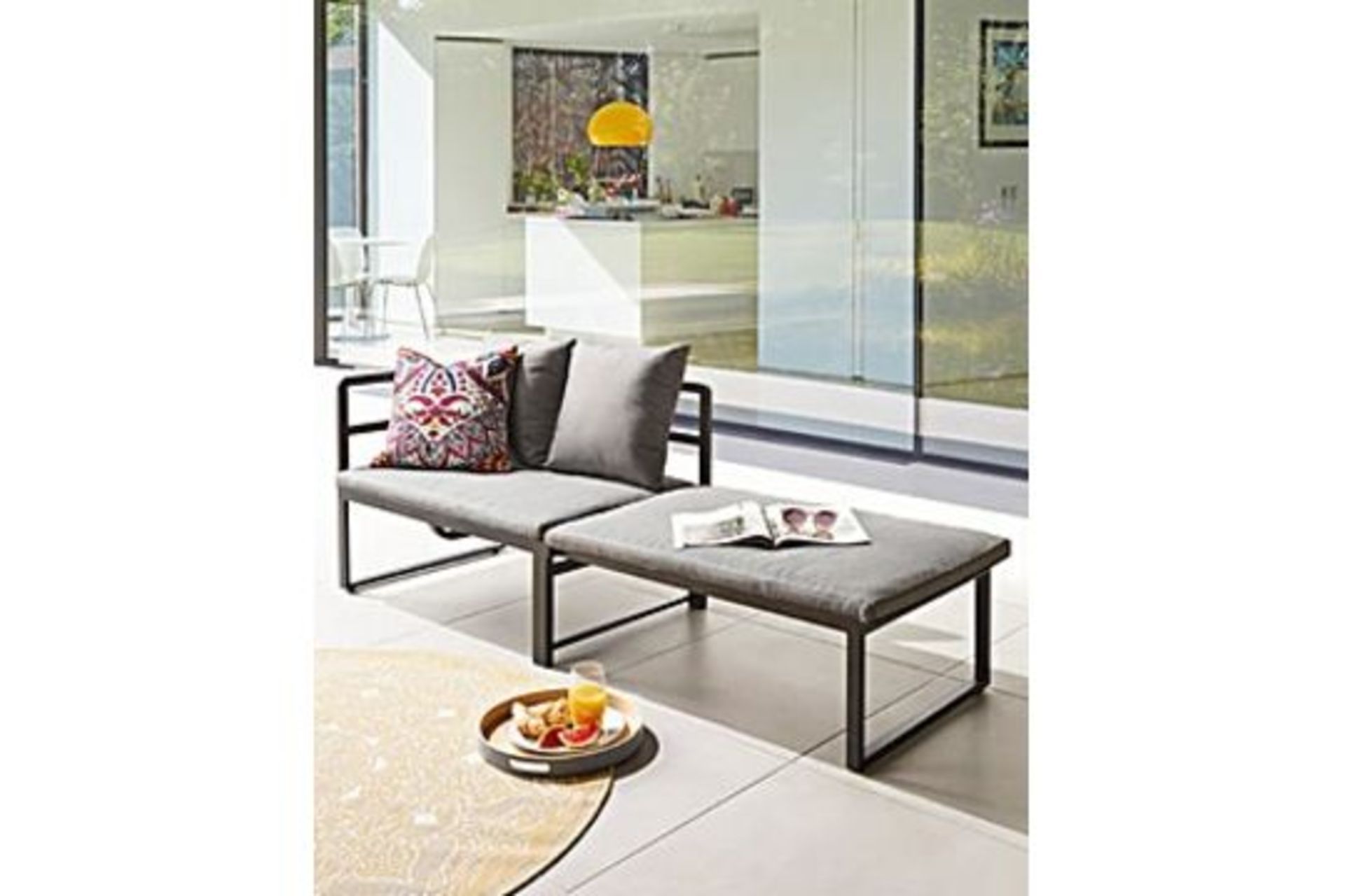 BRAND NEW LUXURY EXTENDABLE PATIO BENCH. RRP £225. This contemporary extendable bench is a multi