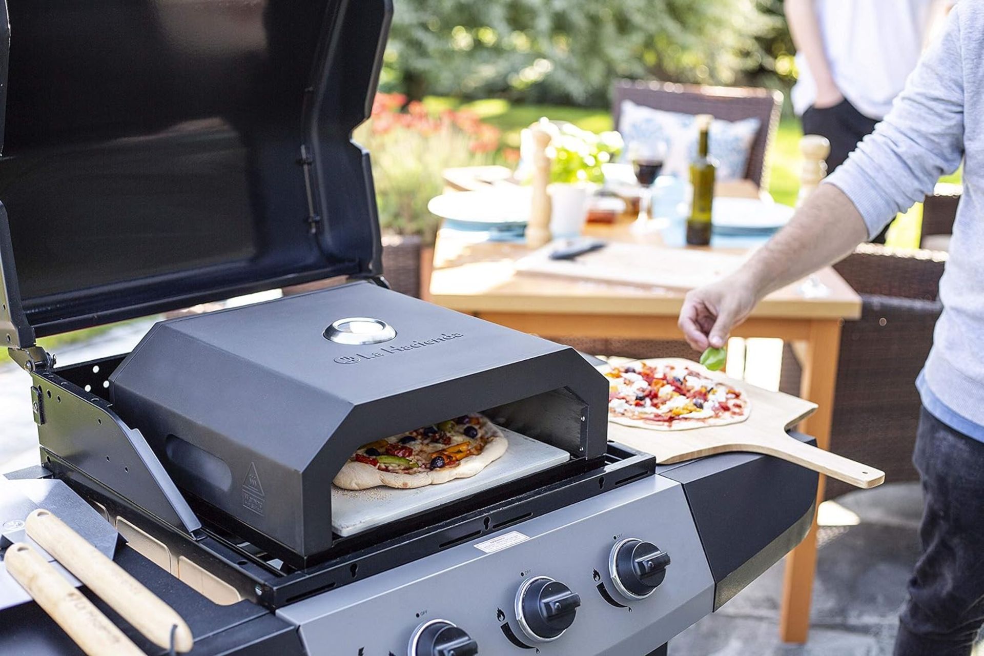 BRAND NEW LA HACIENDA BBQ PIZZA OVEN, Pizza stone holds heat making the perfect crisp base. - Image 3 of 3