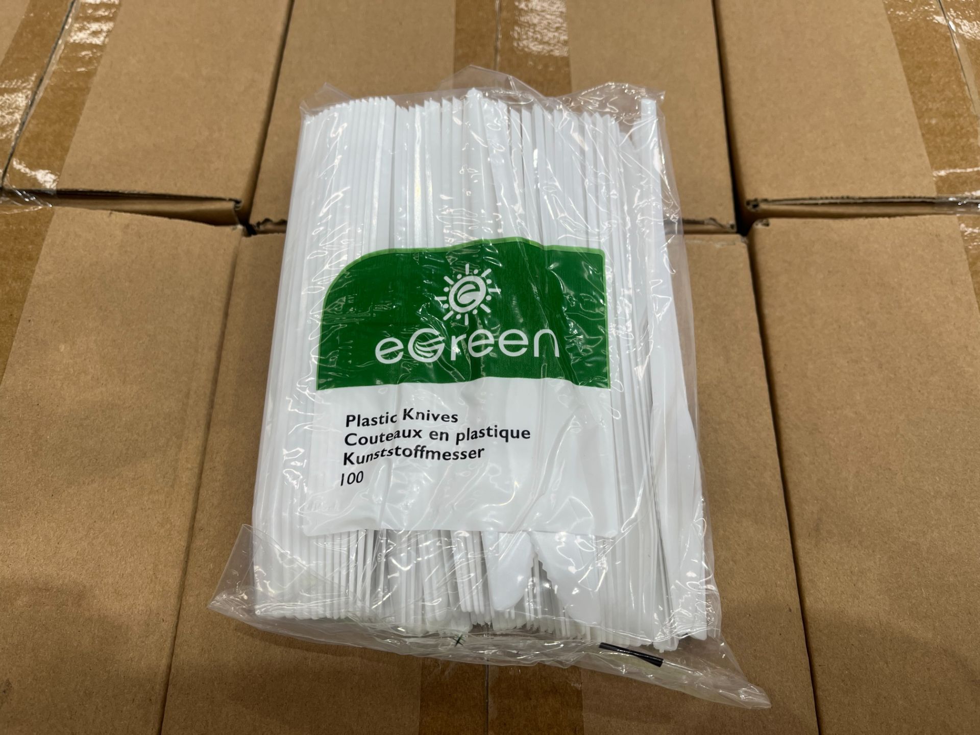 TRADE PALLET TO CONTAIN 2250x BRAND NEW EGREEN Packs of 100 White Plastic Knives