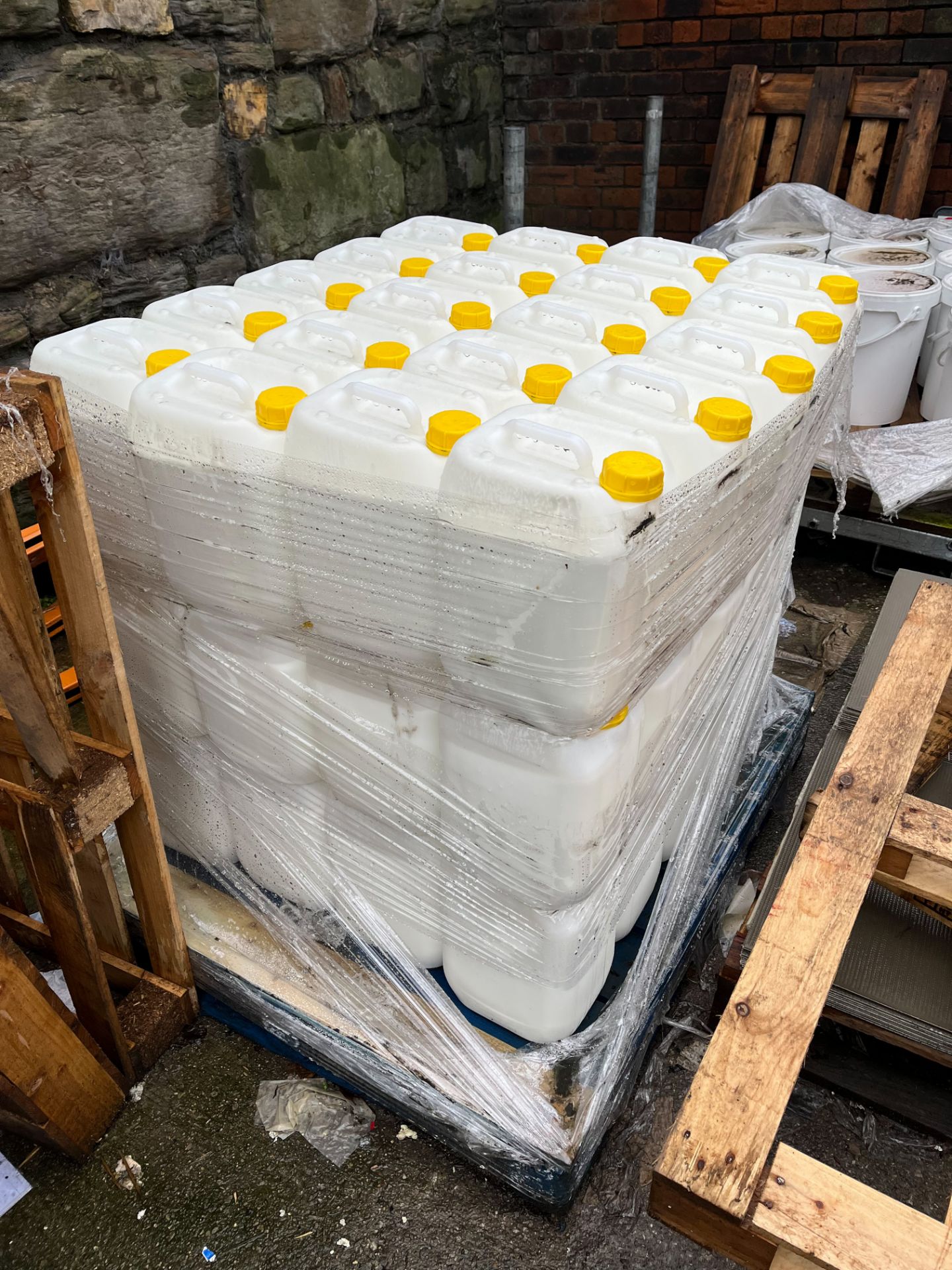 PALLET TO CONTAIN 60x ZENITH COOL BRITE 11N 10 LITRE (SG)