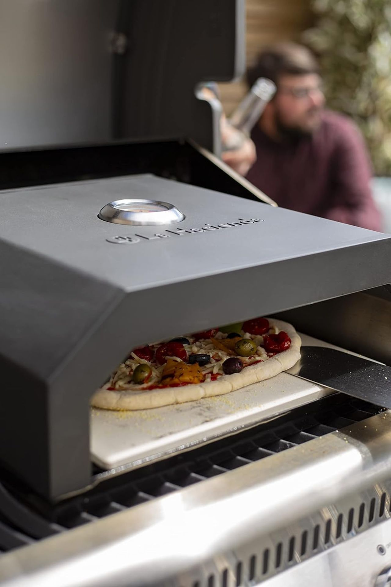 BRAND NEW LA HACIENDA BBQ PIZZA OVEN, Pizza stone holds heat making the perfect crisp base. - Image 2 of 3