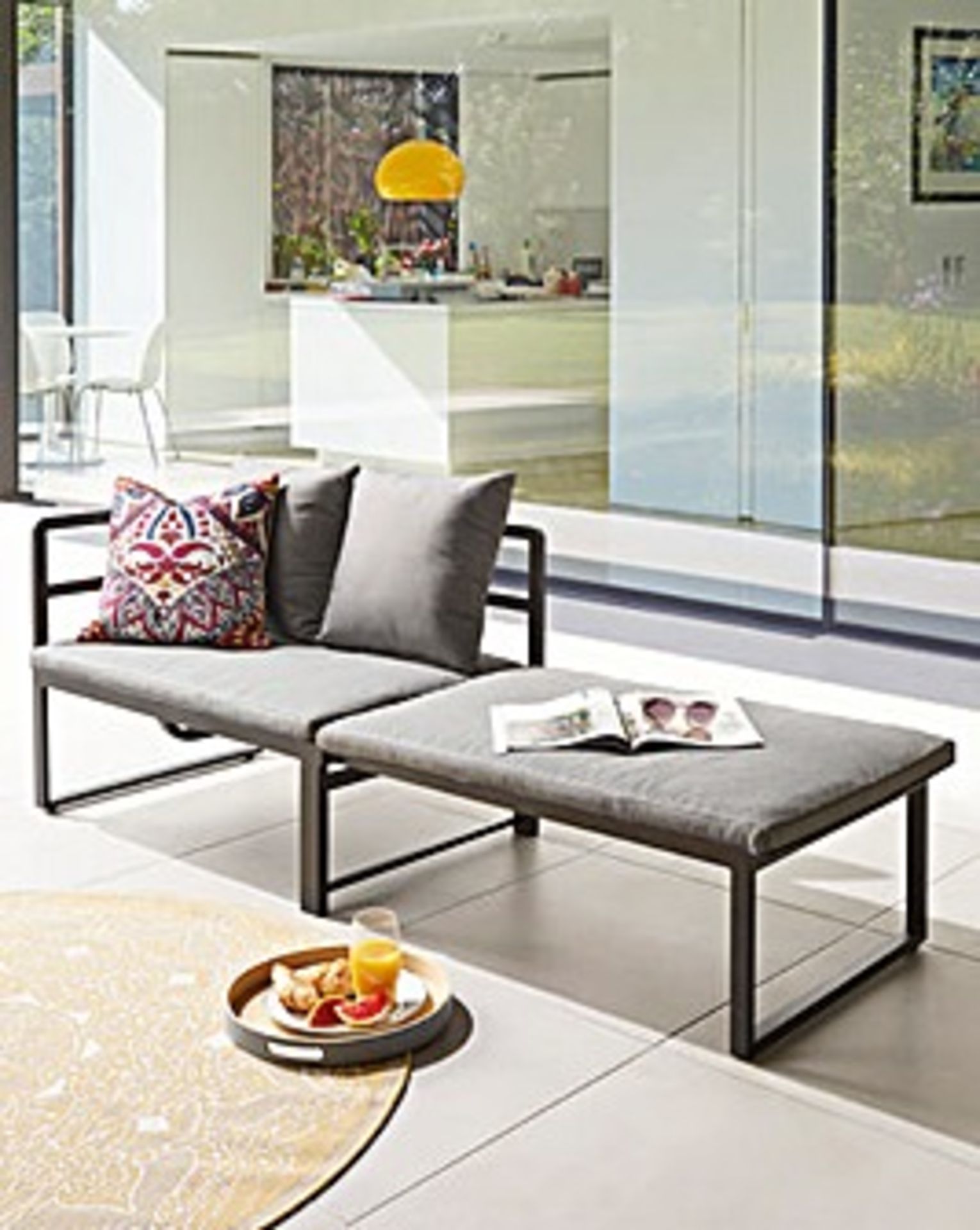 BRAND NEW LUXURY EXTENDABLE PATIO BENCH. RRP £225. This contemporary extendable bench is a multi