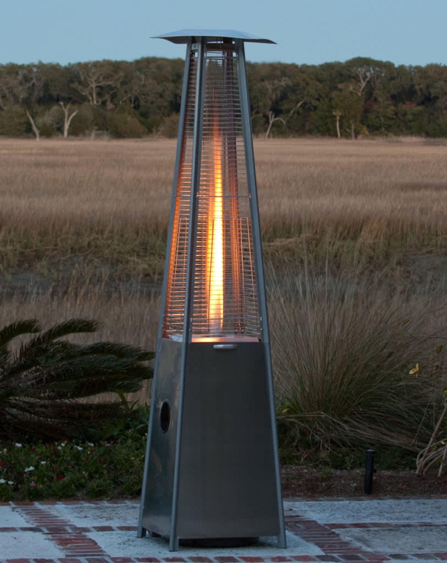 BRAND NEW BOXED COMMERCIAL PYRAMID PATIO HEATER (APPROX 2.3M TALL X 50CM WIDE X 50CM DEEP)