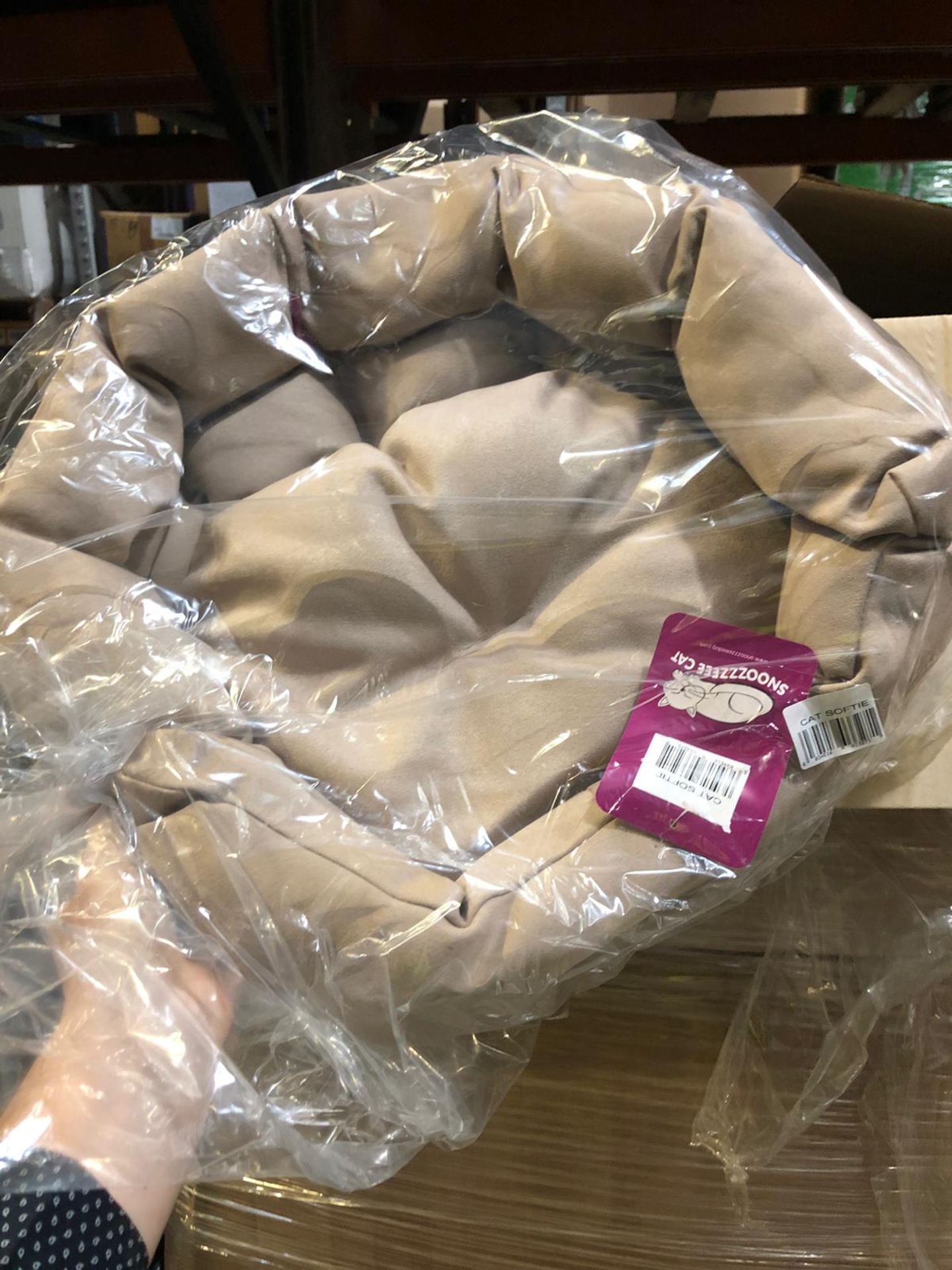 Trade Lot 5 x Pallets of Luxury Pet Beds/Pet Products.   Includes Mainly Pet Beds In Various Sizes & - Image 17 of 33