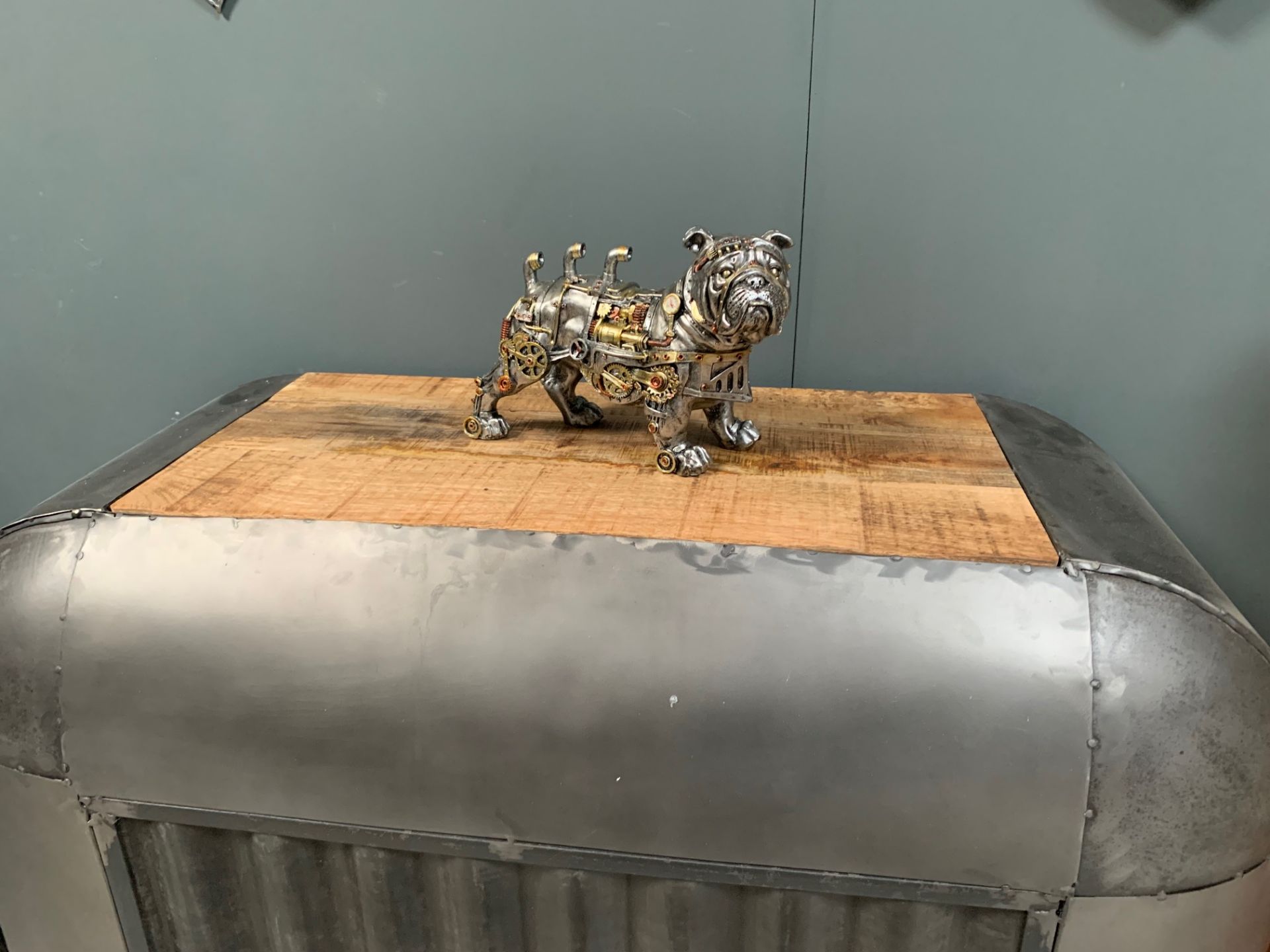 BOXED NEW STEAMPUNK BULL DOG FIGURE (H: 21cm W: 30cm D: 12cm) - Image 2 of 2