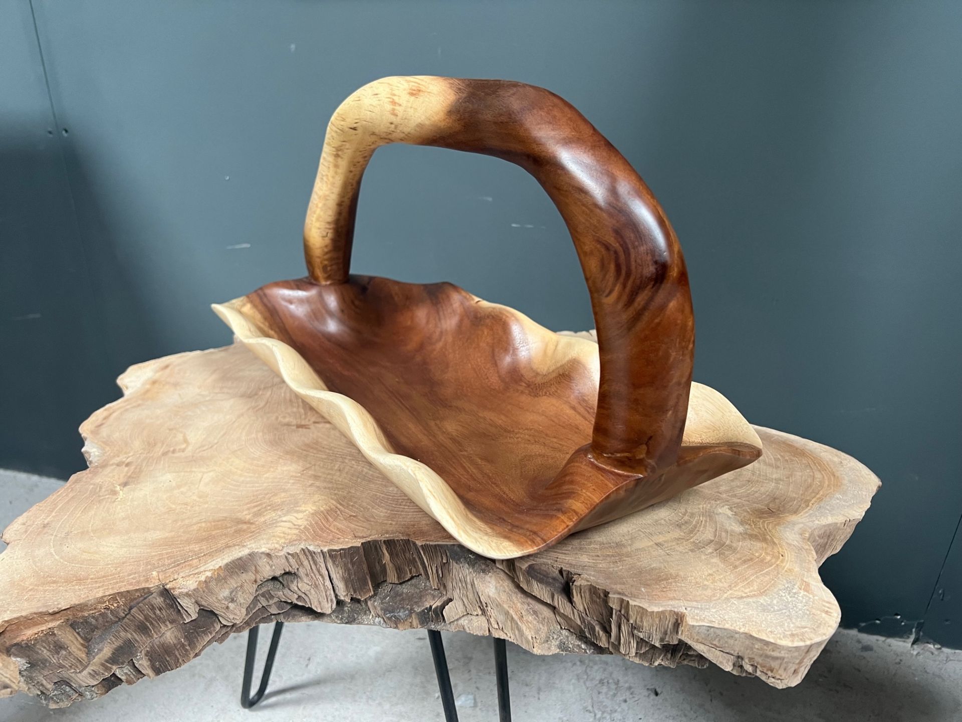 NEW LARGE HEAVY POLISHED SUAR WOOD FRUIT BOWL/BASKET WITH HANDLE (APPROX 45CM LONG X 24CM WIDE X - Image 3 of 3