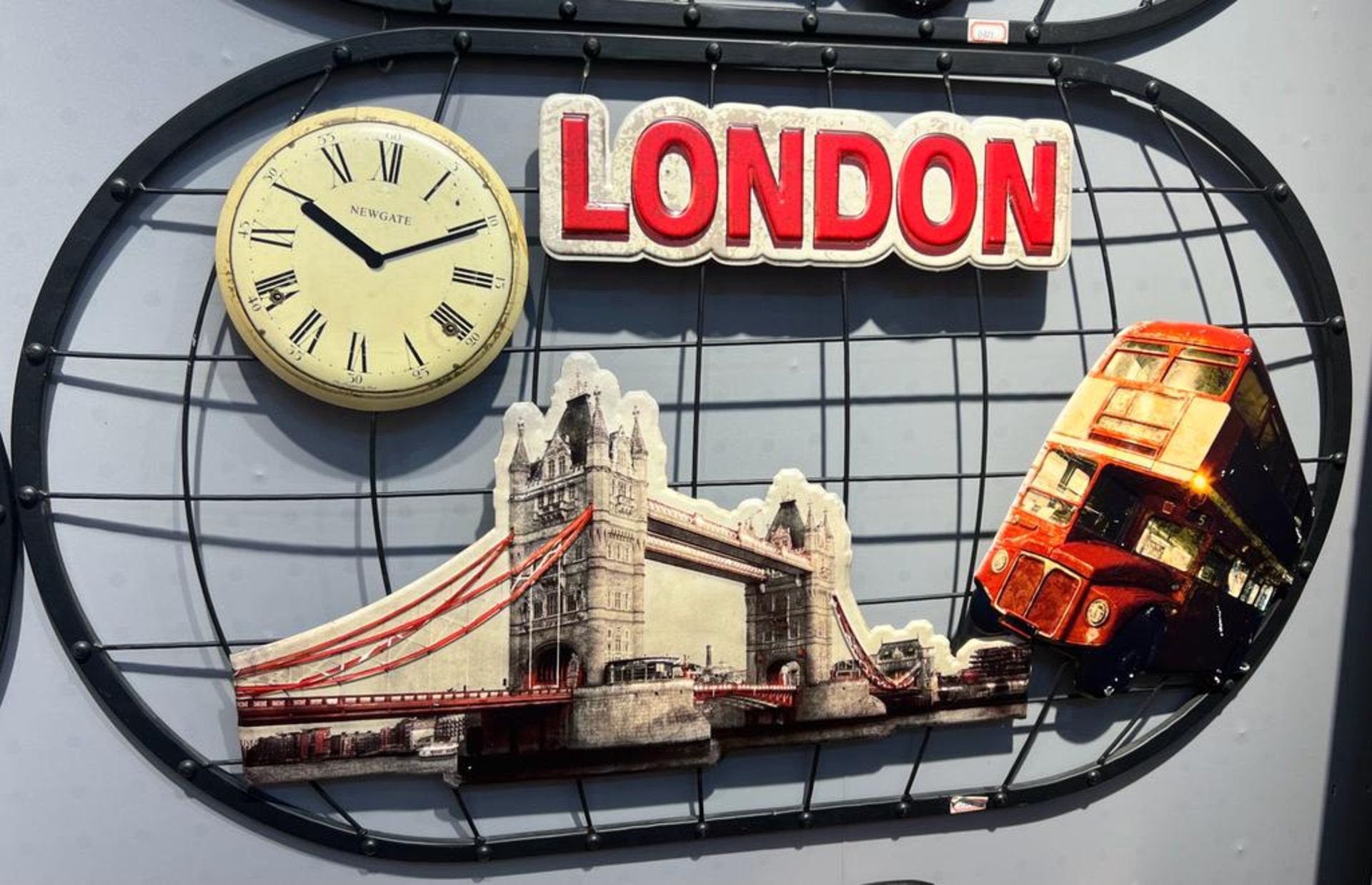 LARGE METAL LONDON WALL ART DECORATION (APPROX 75CM X 45CM)