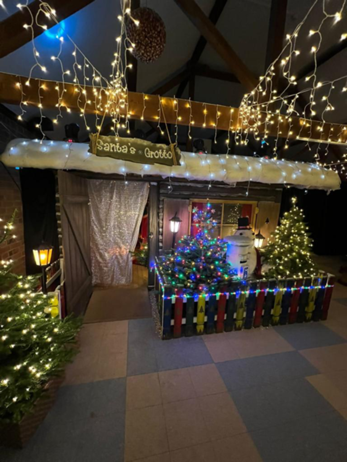 Santa's grotto - Image 3 of 8