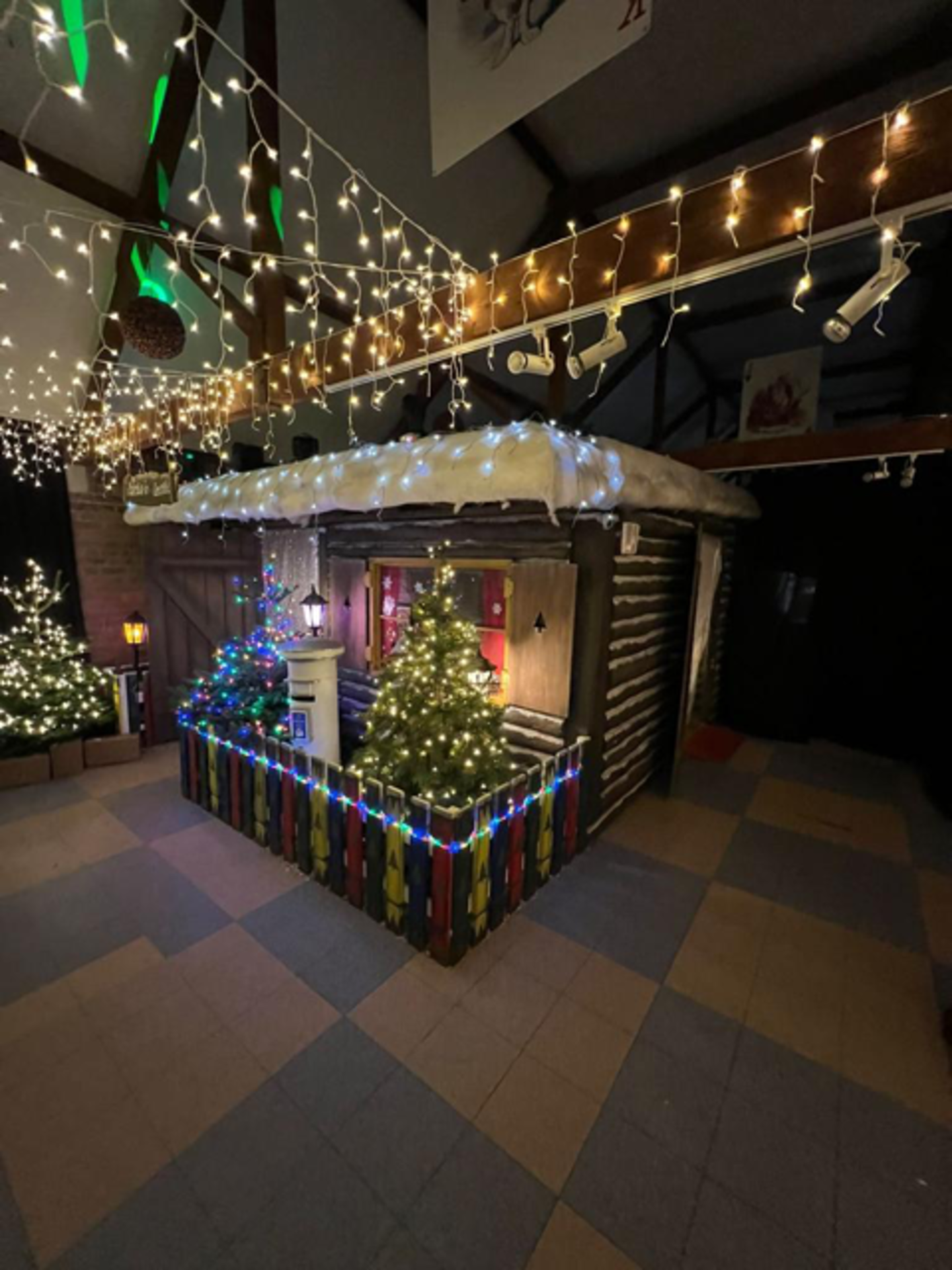 Santa's grotto - Image 2 of 8