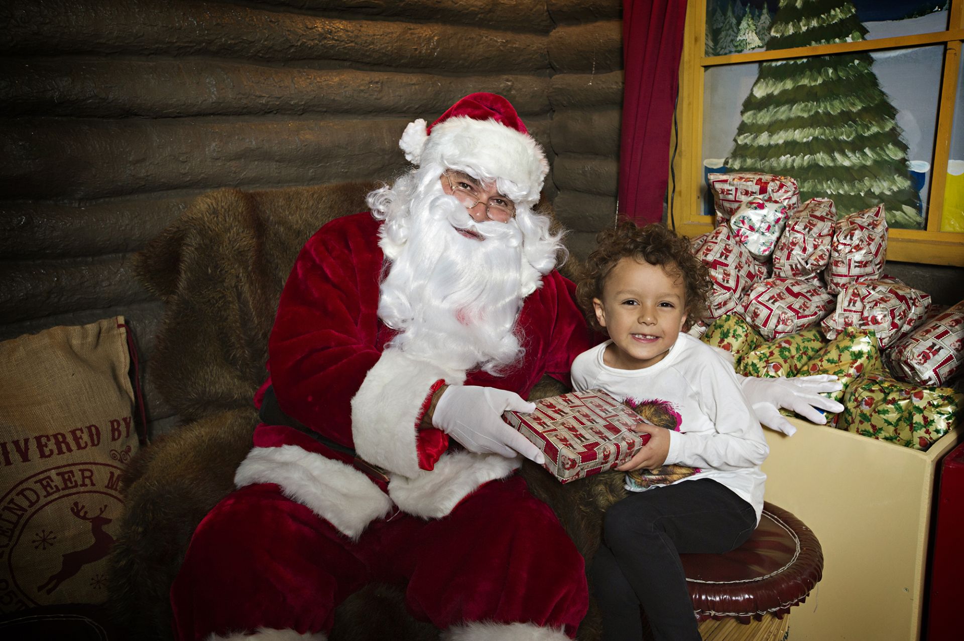 Santa's grotto - Image 6 of 8