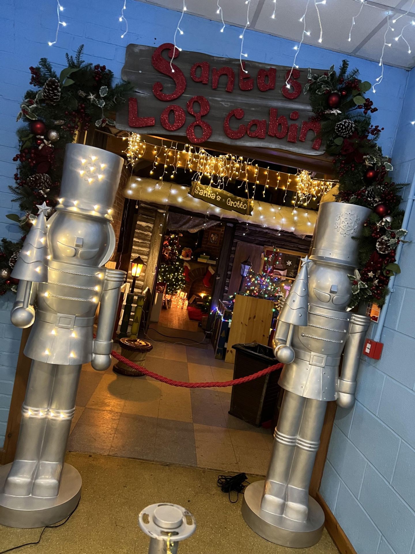 Santa's grotto - Image 5 of 8