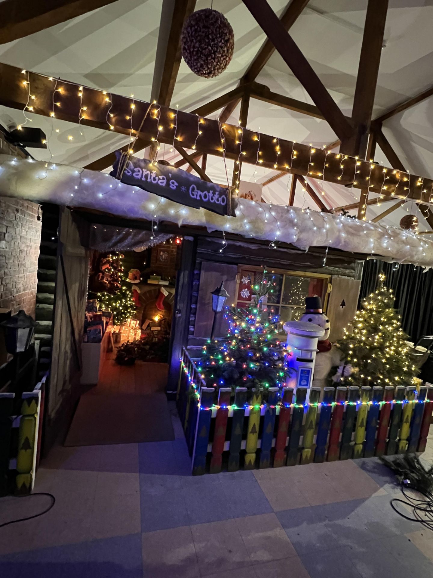 Santa's grotto - Image 4 of 8