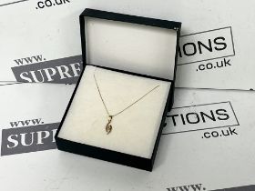 NEW & BOXED 9 CARAT GOLD Cubic Zirconia Twist Pendant Necklace. RRP £95. (OFC)