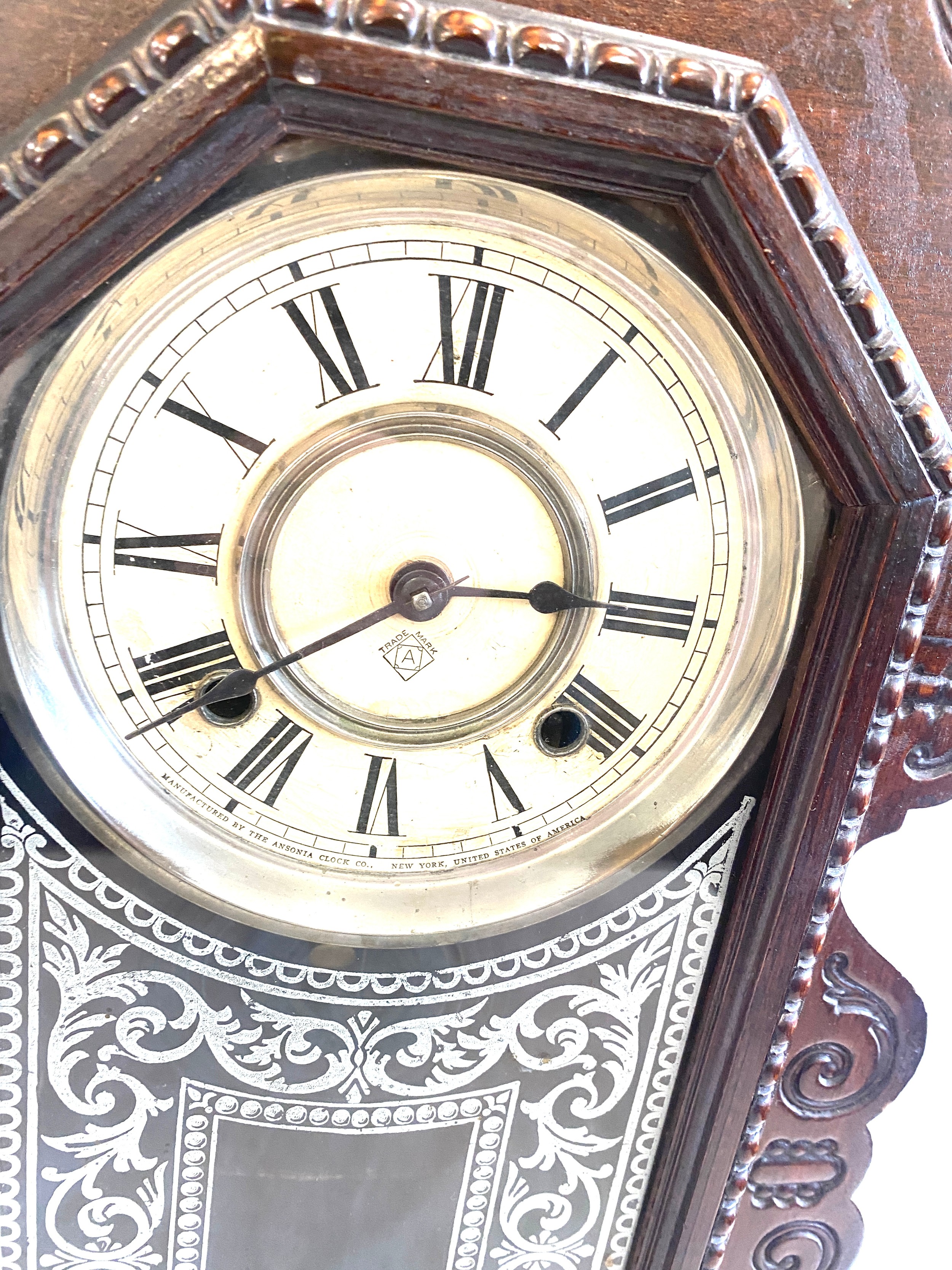 Vintage mahogany carved 2 key hole mantel clock, untested - Image 4 of 6