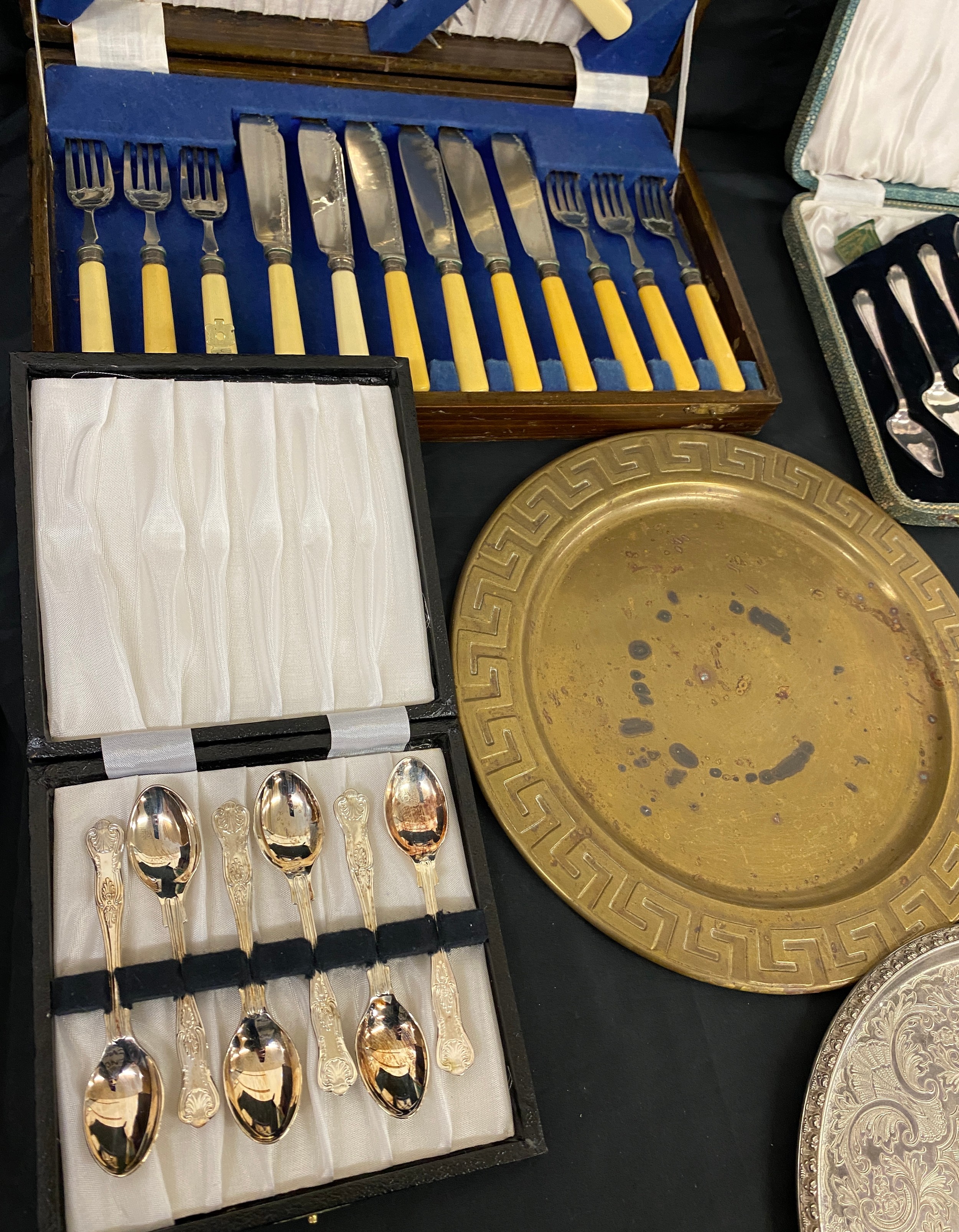 3 cased silver plated cutlery sets, 2 silver plated small small circular trays, 1 brass tray - Image 4 of 5