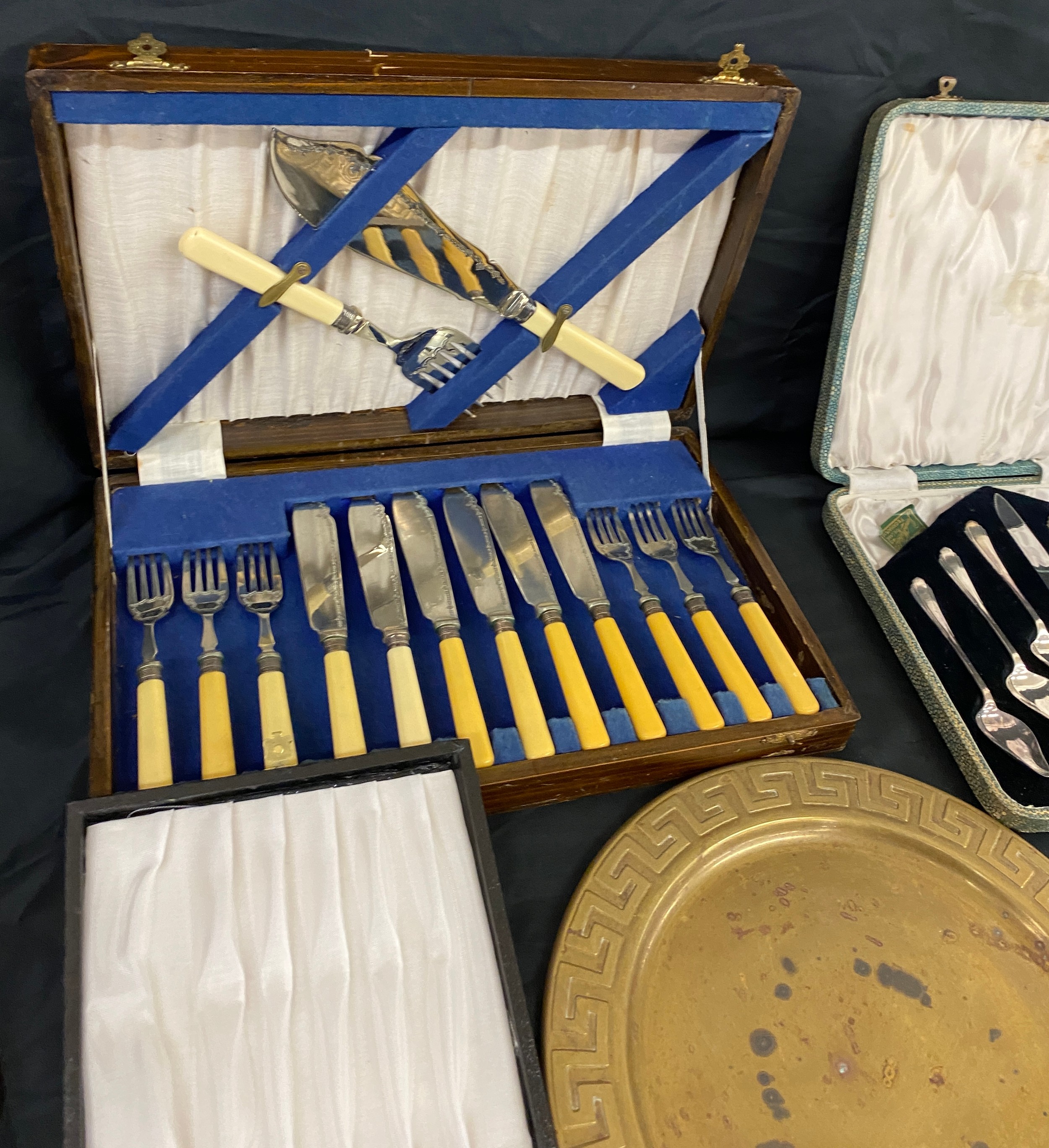 3 cased silver plated cutlery sets, 2 silver plated small small circular trays, 1 brass tray - Image 3 of 5