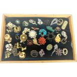 Selection of 40 vintage and later brooches
