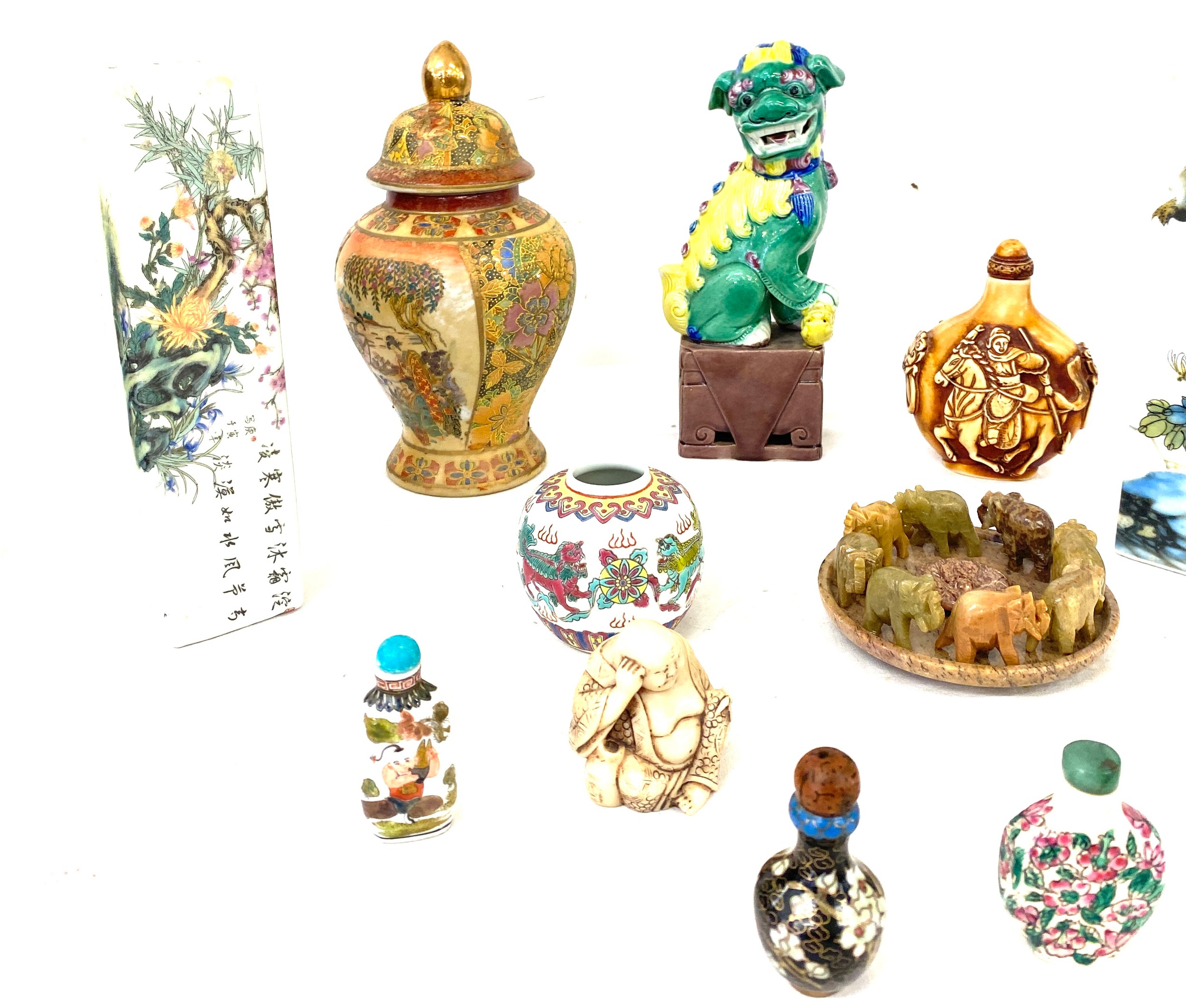 Selection vintage and later oriental pieces to include lidded vase, snuff bottles, flower vase etc - Image 2 of 7