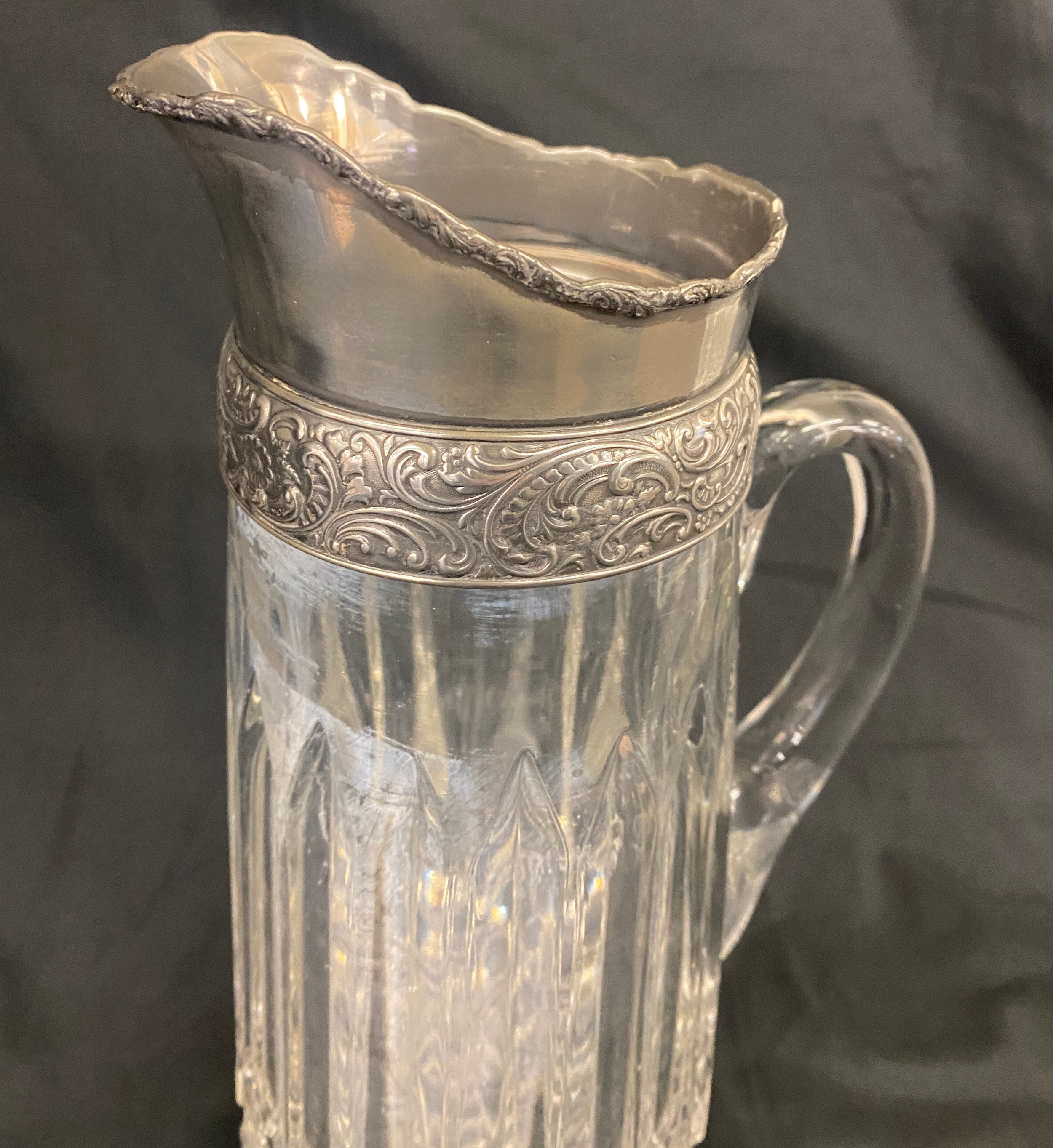 A lead crystal jug with silver plated lid measures approx 11.5 inches tall - Image 3 of 4