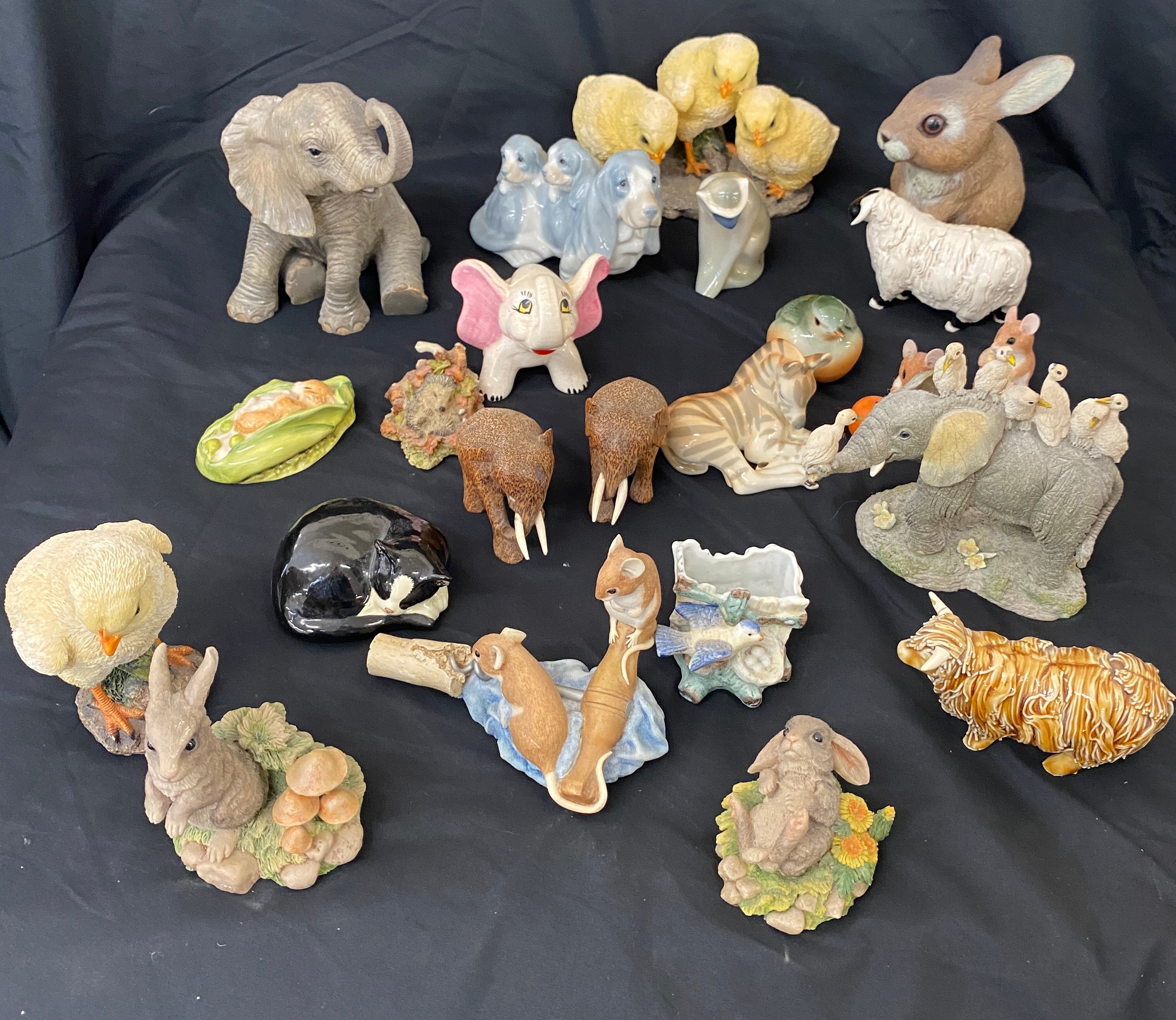Selection of vintage animal figures to include Timmie Willie Sleeping in a Pea Pod Beatrix Potter,