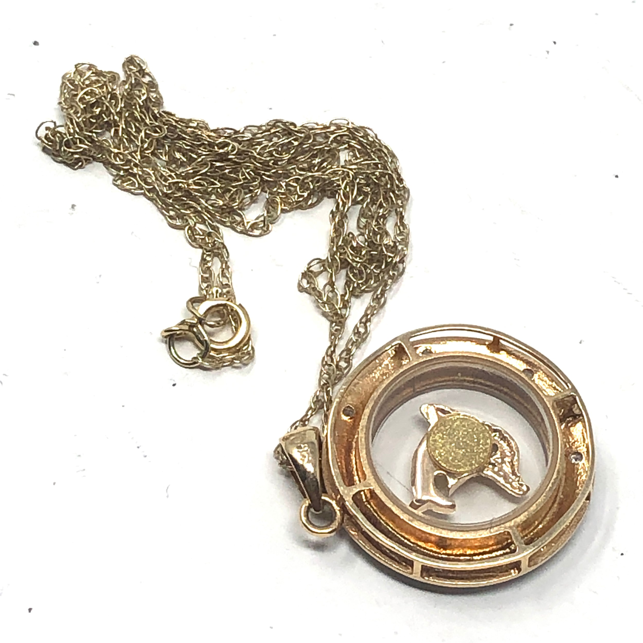 9ct gold diamond detail dolphin spinning pendant necklace (3.1g) - Image 3 of 3