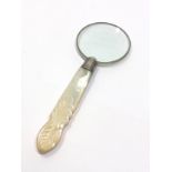 Antique silver mounted & mother of pearl handle magnifying glass measures approx 14cm long