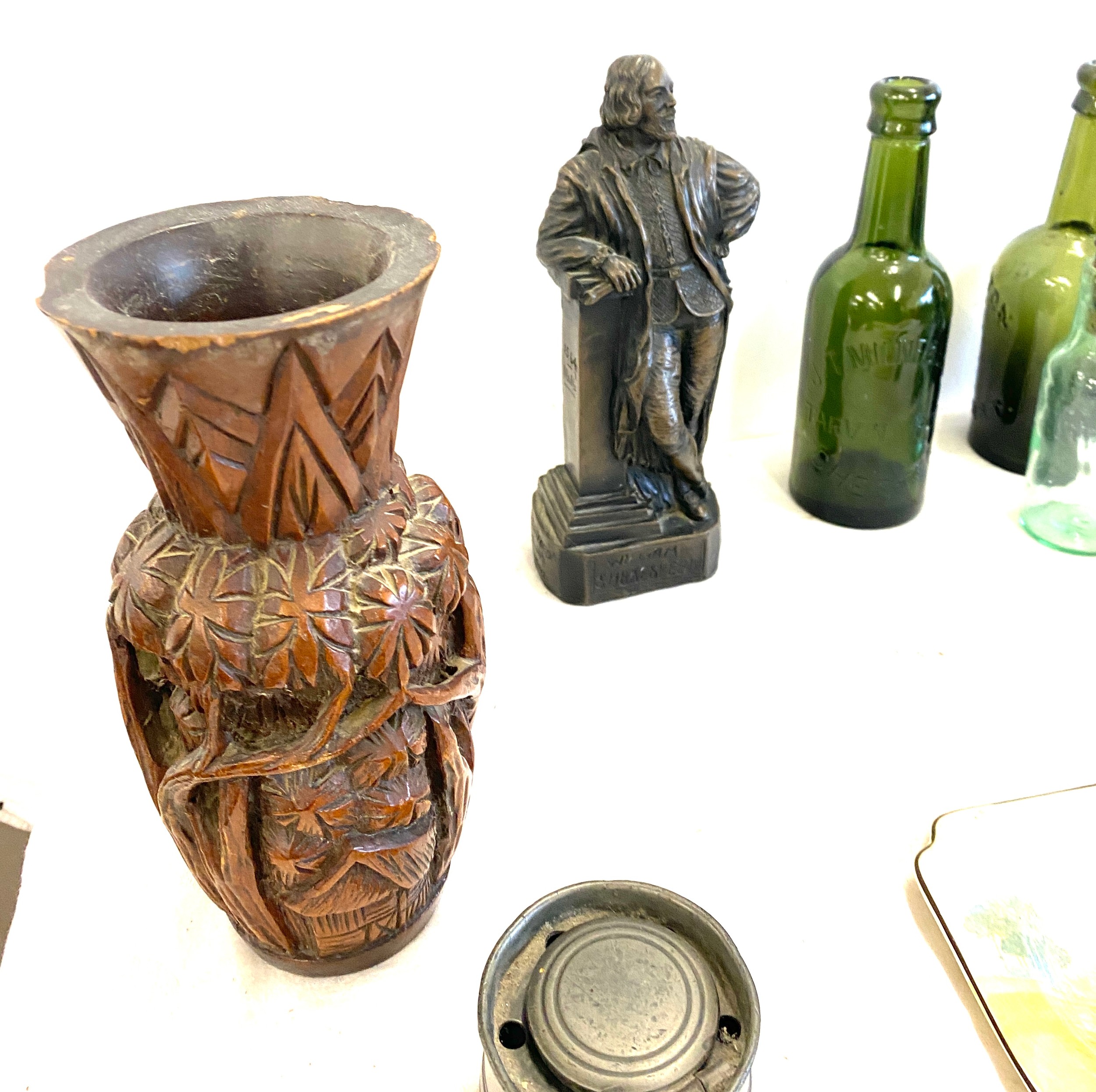 Selection of collectables to include glass bottles, vases, ornaments etc - Image 2 of 11