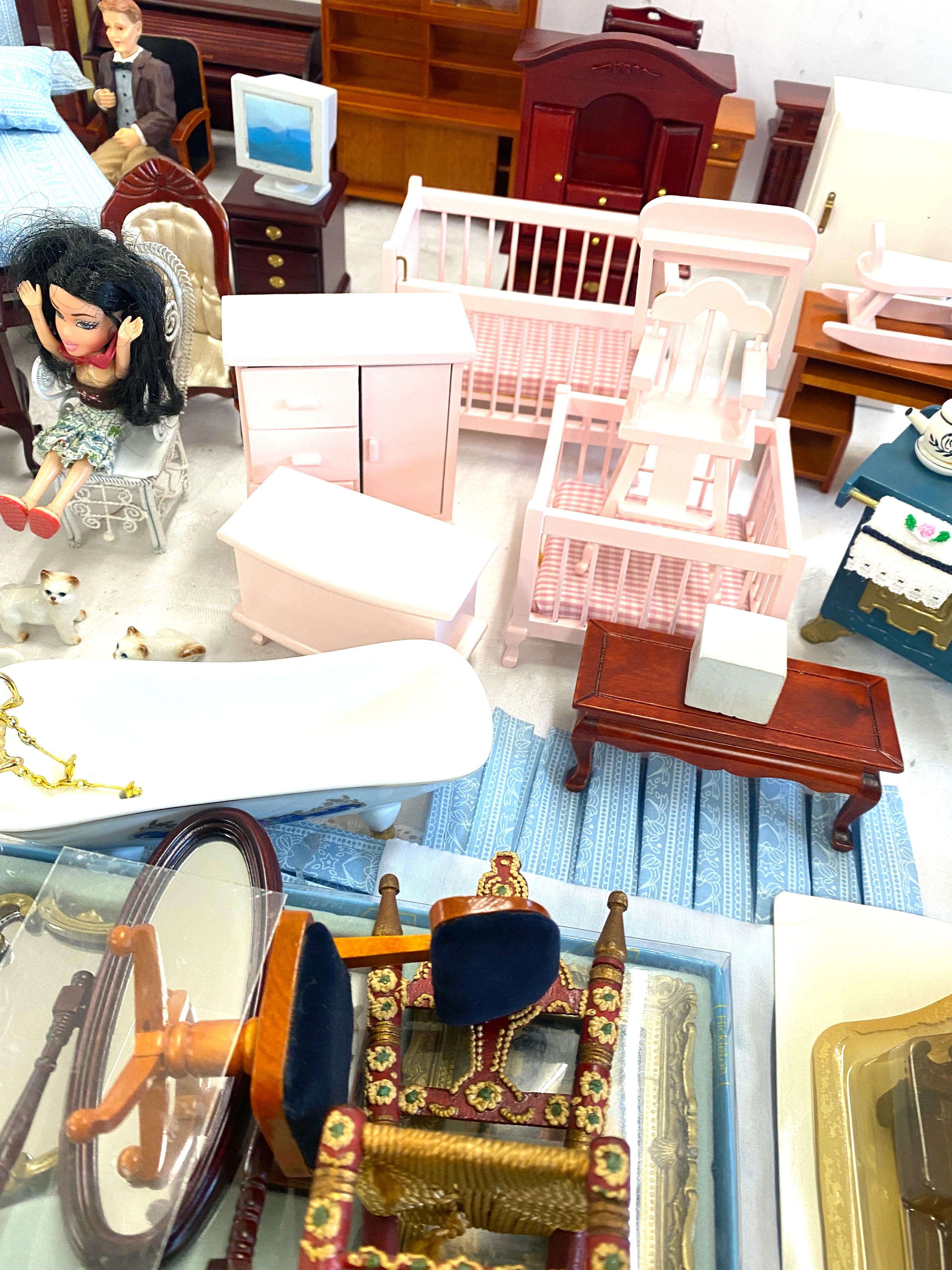 Large selection of vintage and later dolls house furniture includes Bed, Toilet etc - Image 7 of 9