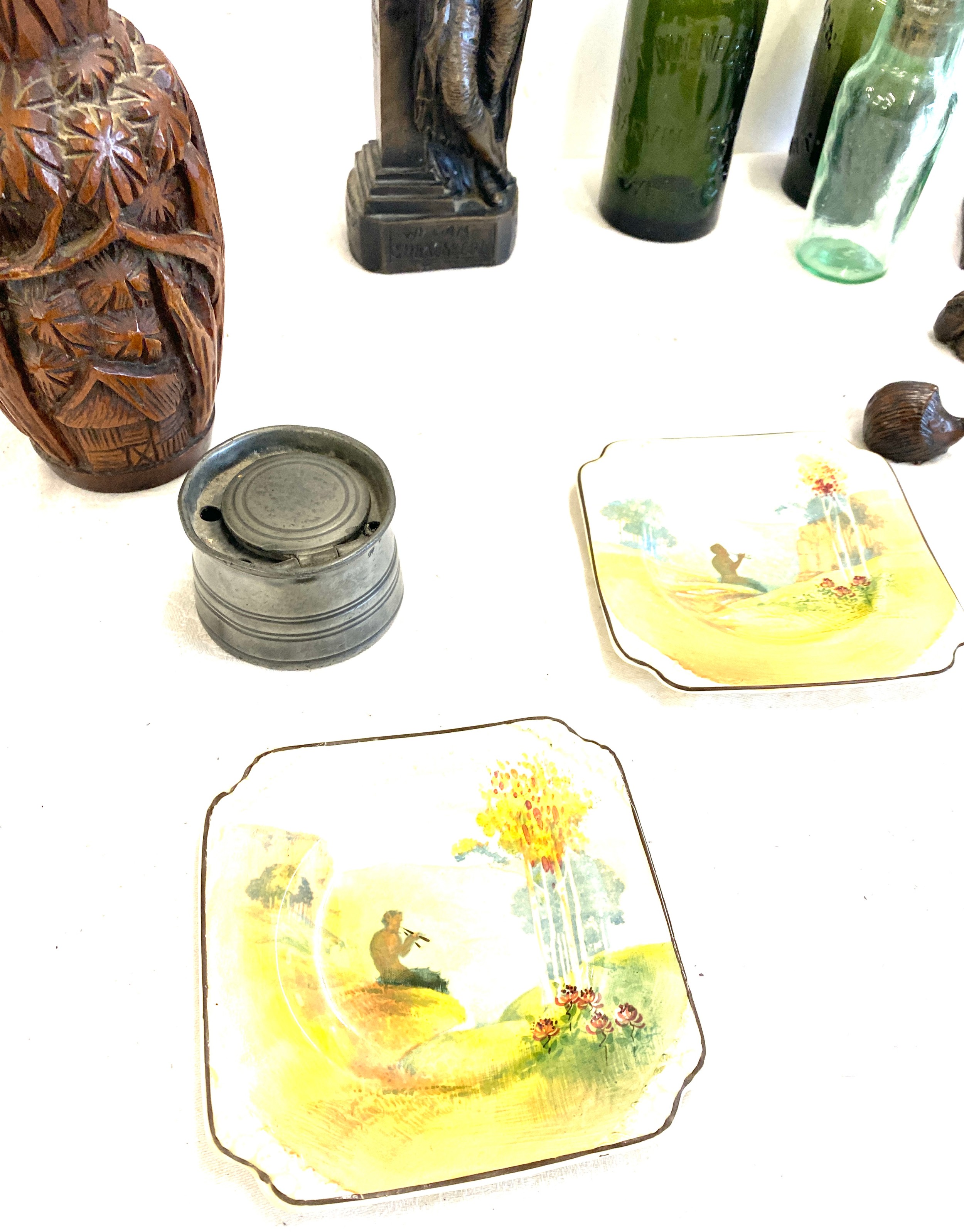 Selection of collectables to include glass bottles, vases, ornaments etc - Image 3 of 11