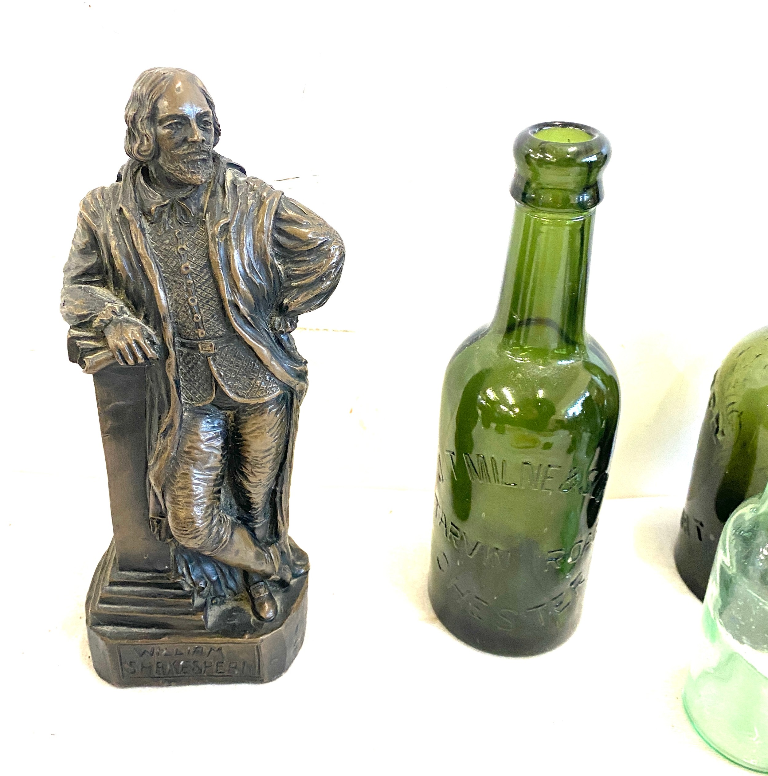 Selection of collectables to include glass bottles, vases, ornaments etc - Image 4 of 11